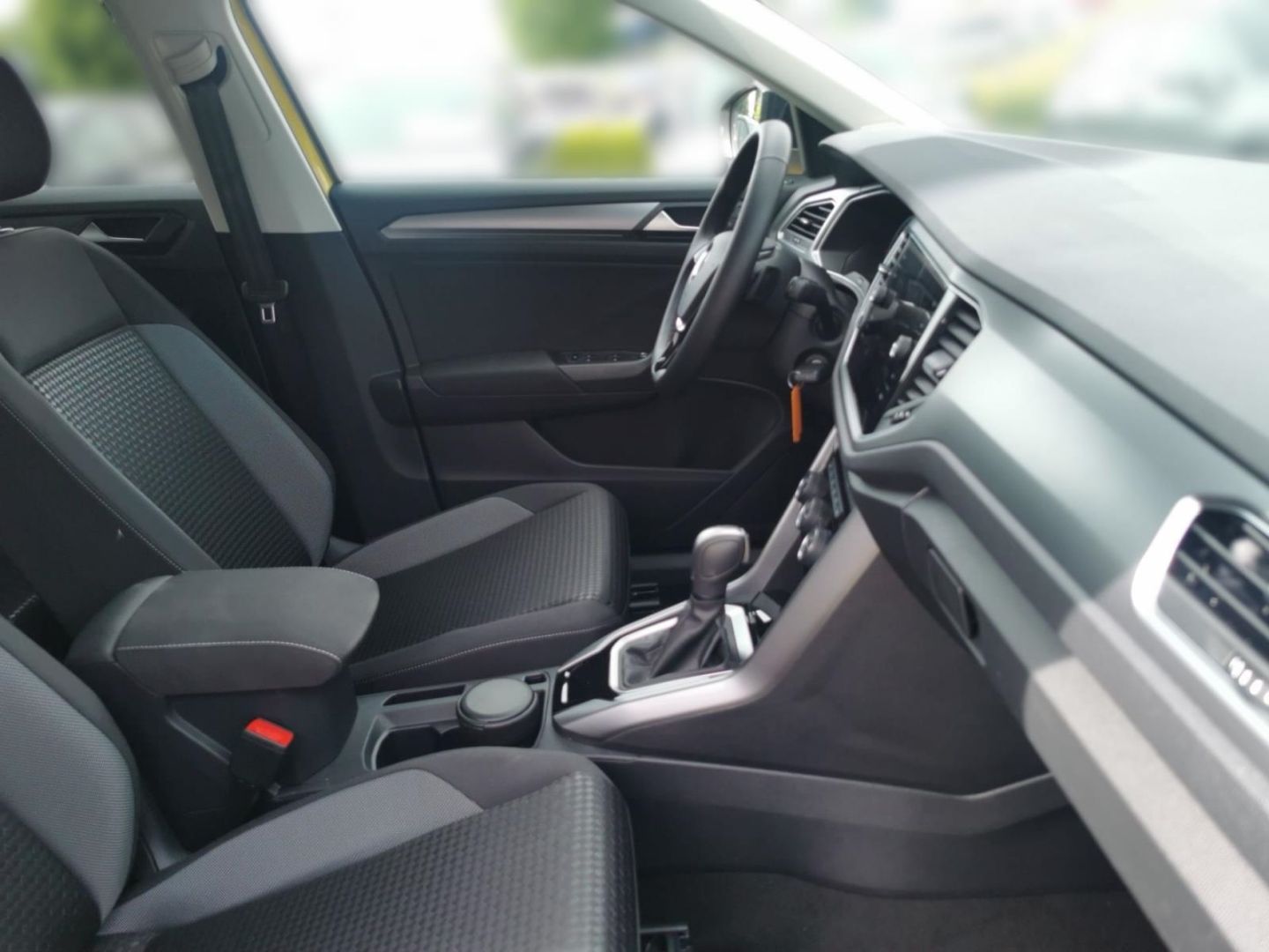 Volkswagen T-Roc Active 1.5 TSI DSG - Samsaru's Car Outlet