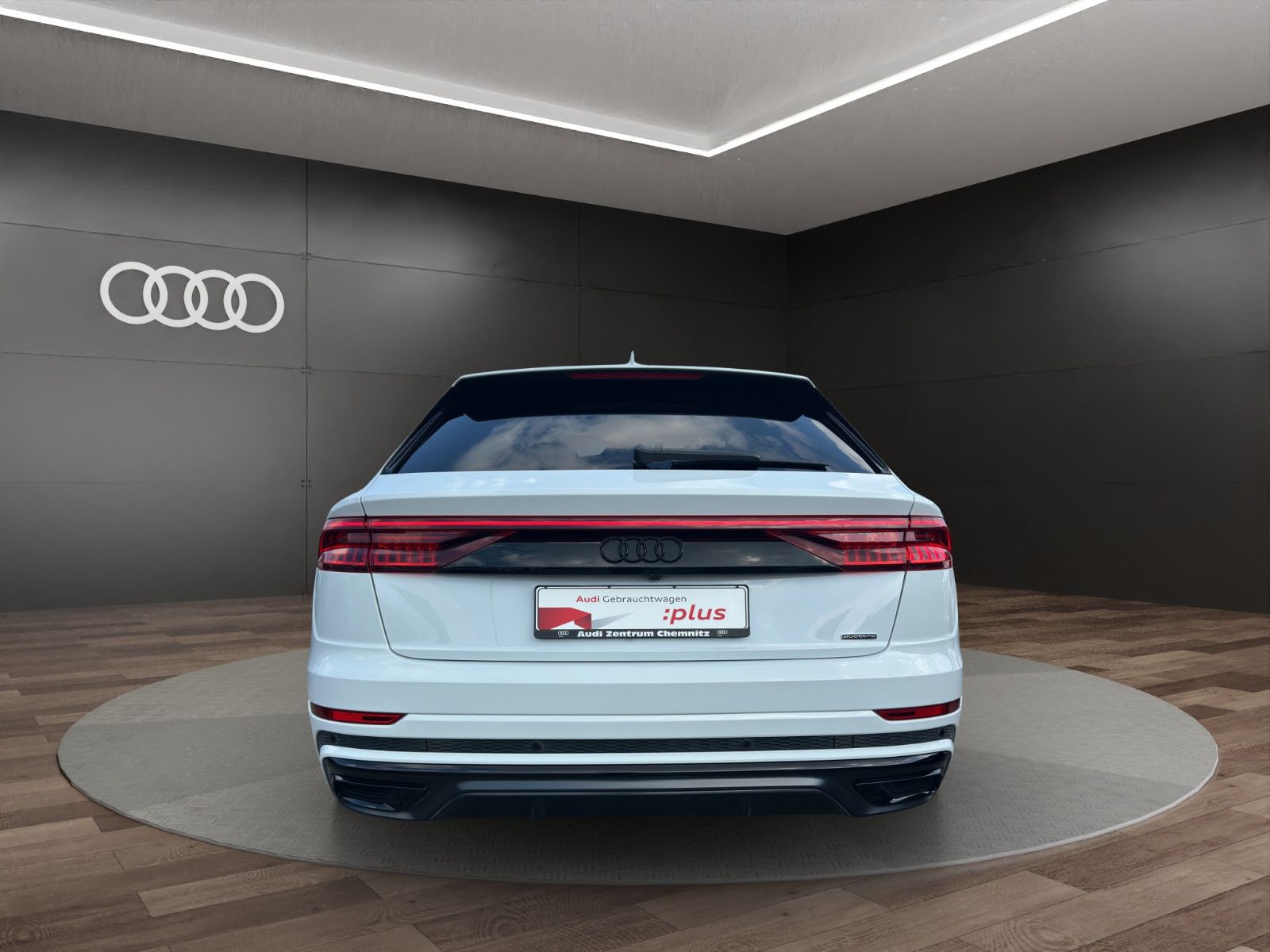 Audi Q8 55 TFSI e qu. tiptr. S LINE+AHZV+AIR+HD+NIGHT