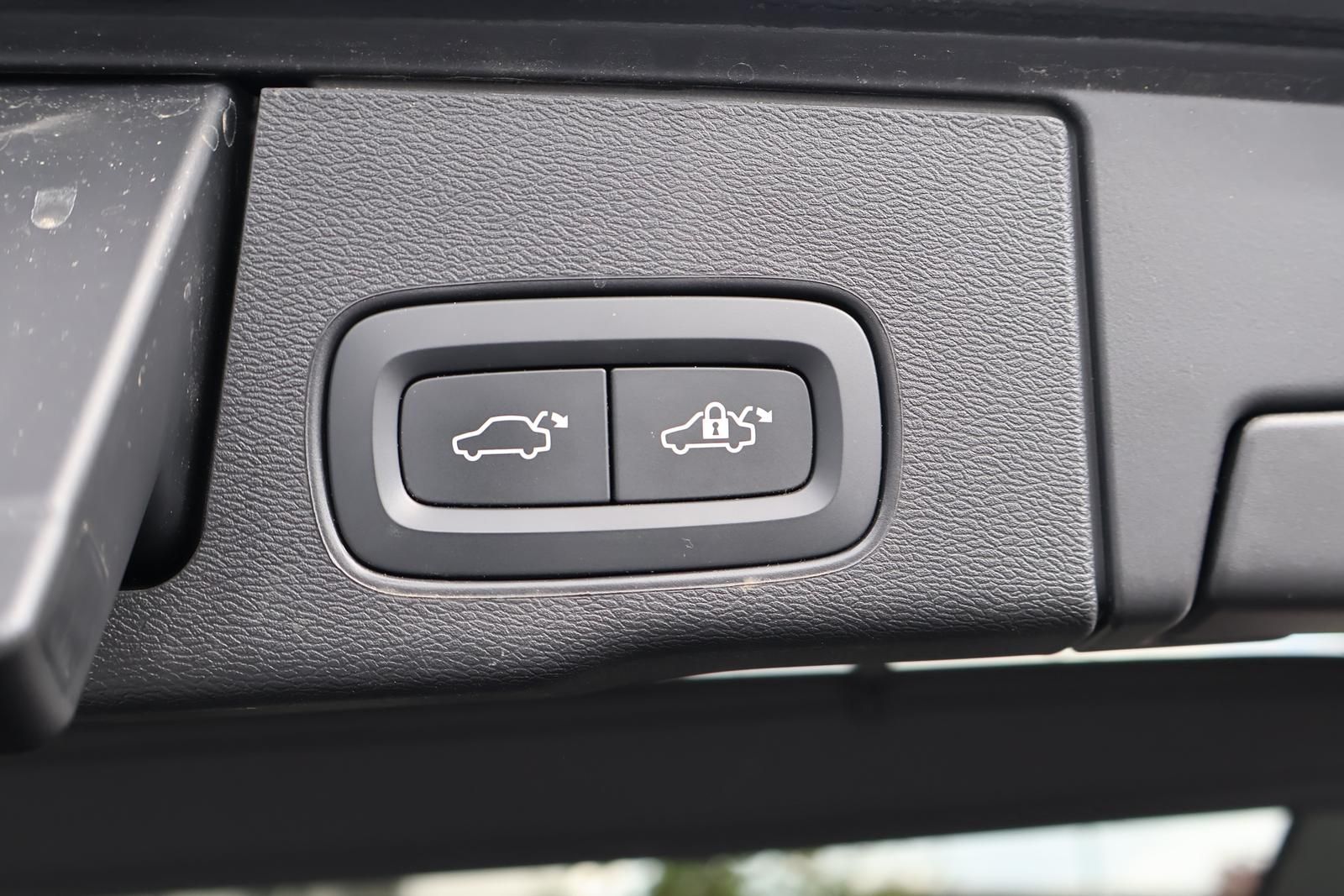 Volvo XC60  T8 AWD R Design Hybrid  Pano-AHK-FACELIFT