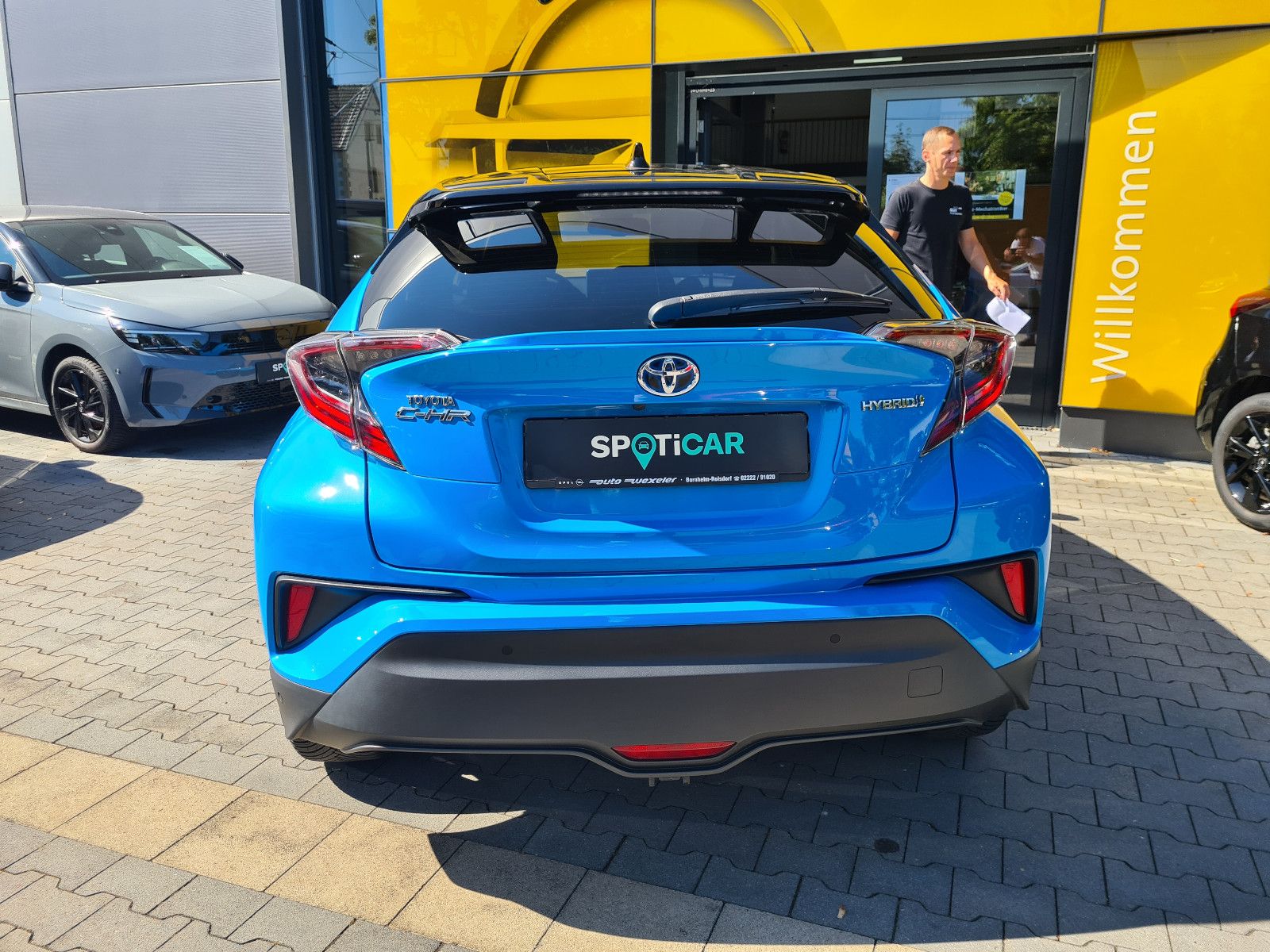 Toyota C-HR Hybrid Style - Samsaru's Car Outlet