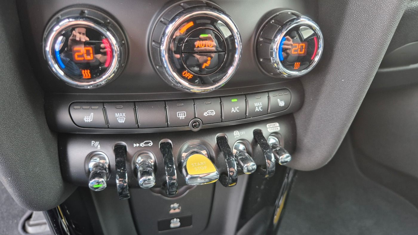 MINI COOPER SE - Samsaru's Car Outlet