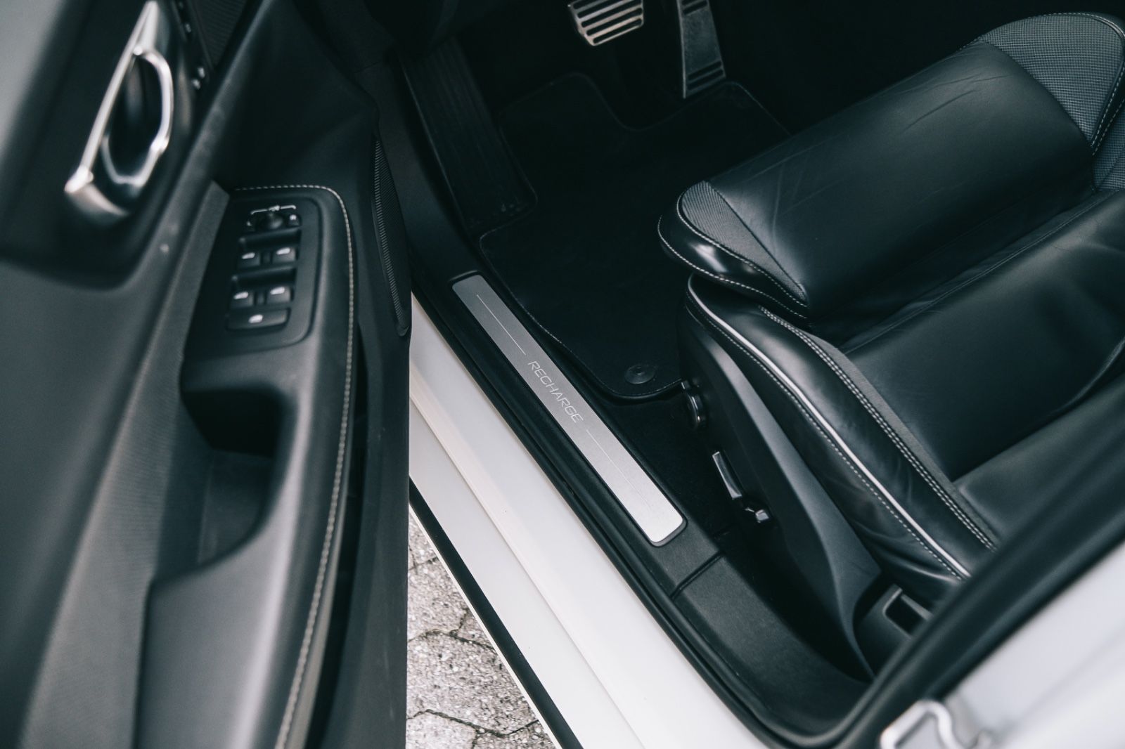 Volvo V60 Kombi R Design Recharge Plug-In Hybrid AWD