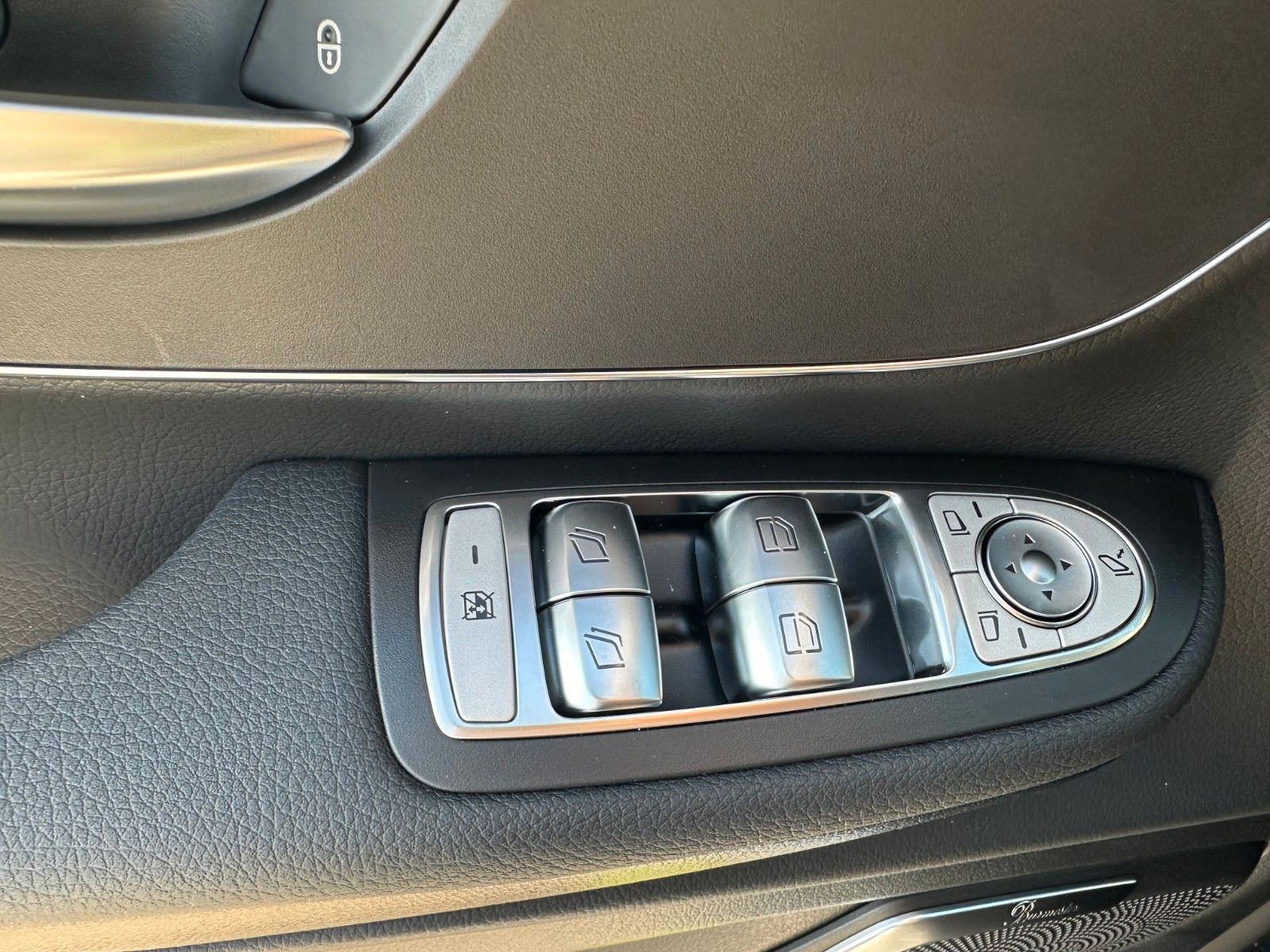 Mercedes-Benz V 220 d - Samsaru's Car Outlet