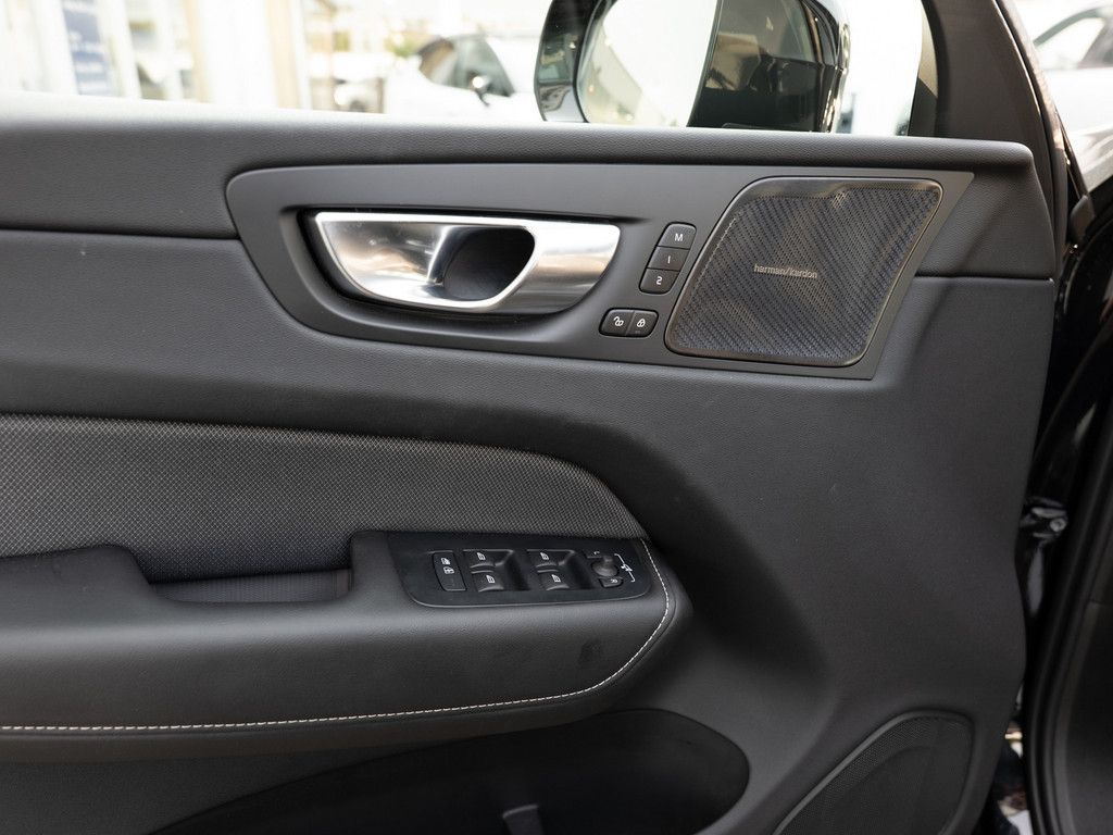 Volvo XC60 B5 AWD Plus Black Edition FACEL. LED 360°