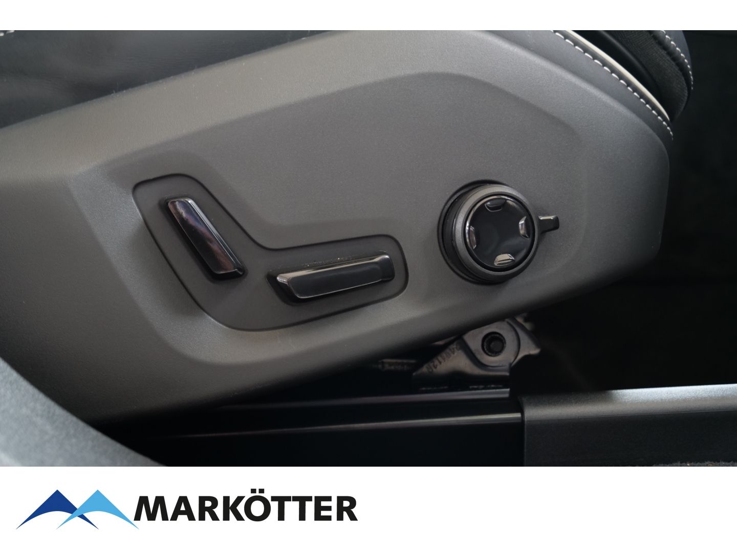 Volvo XC60 Plus Black Edition Plug-In Hybrid AWD T6 - Samsaru's Car Outlet