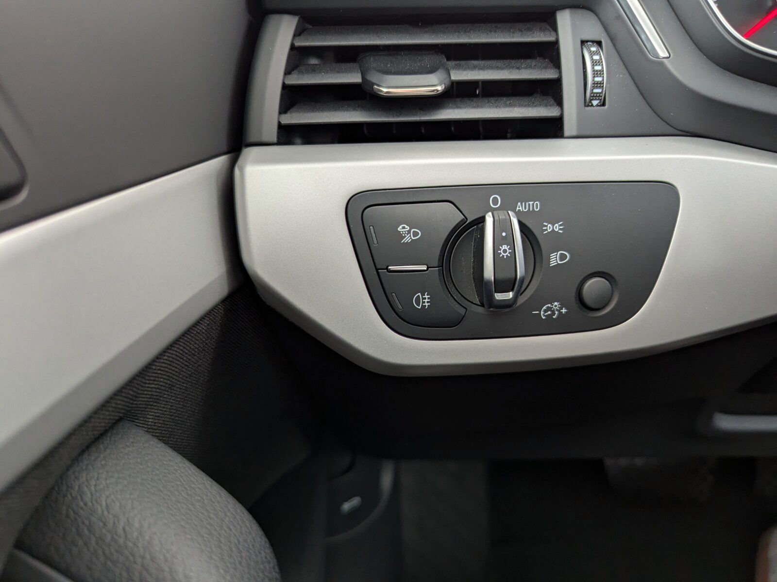 Audi A4 35 2.0 TFSI Avant advanced - Samsaru's Car Outlet