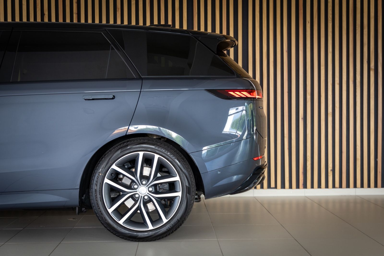 Range Rover Sport D350 First Edition - Samsaru's Car Outlet