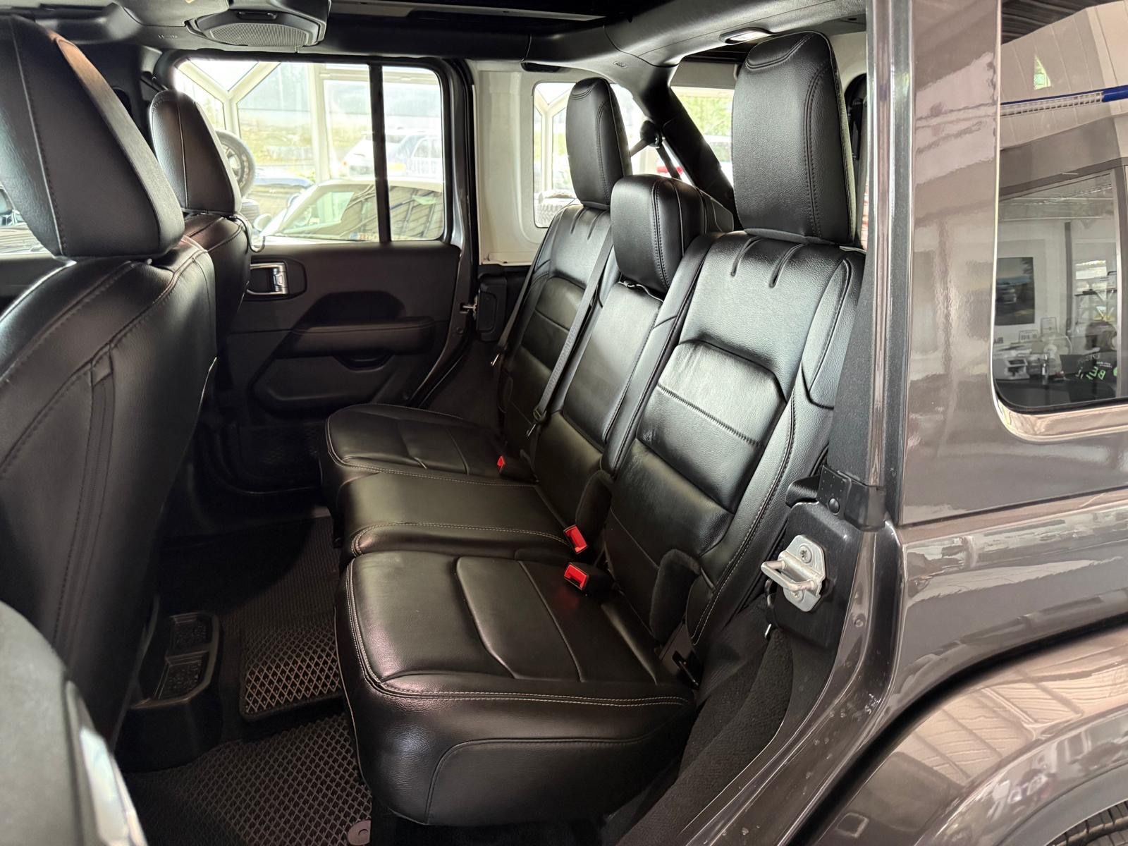 Jeep Wrangler 3.6 V6 Sahara one touch sky roof LED