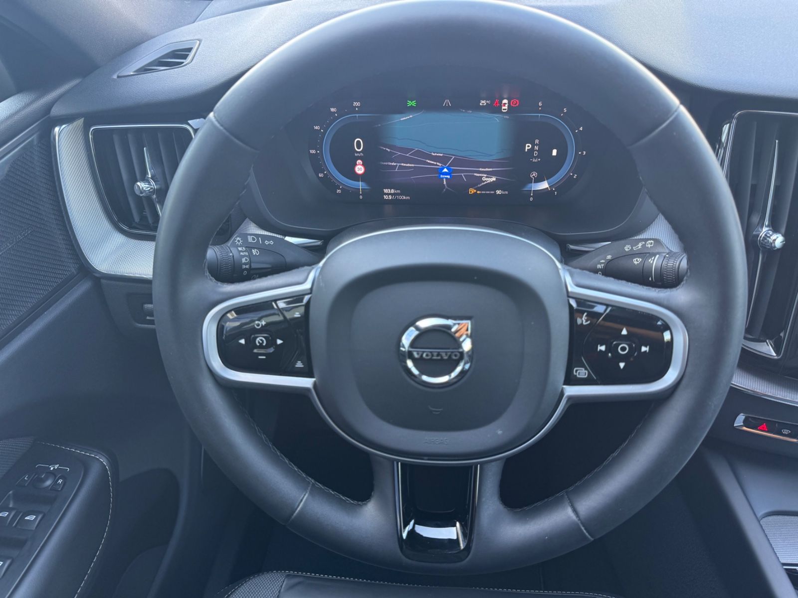 Volvo XC60 R-Design - Samsaru's Car Outlet