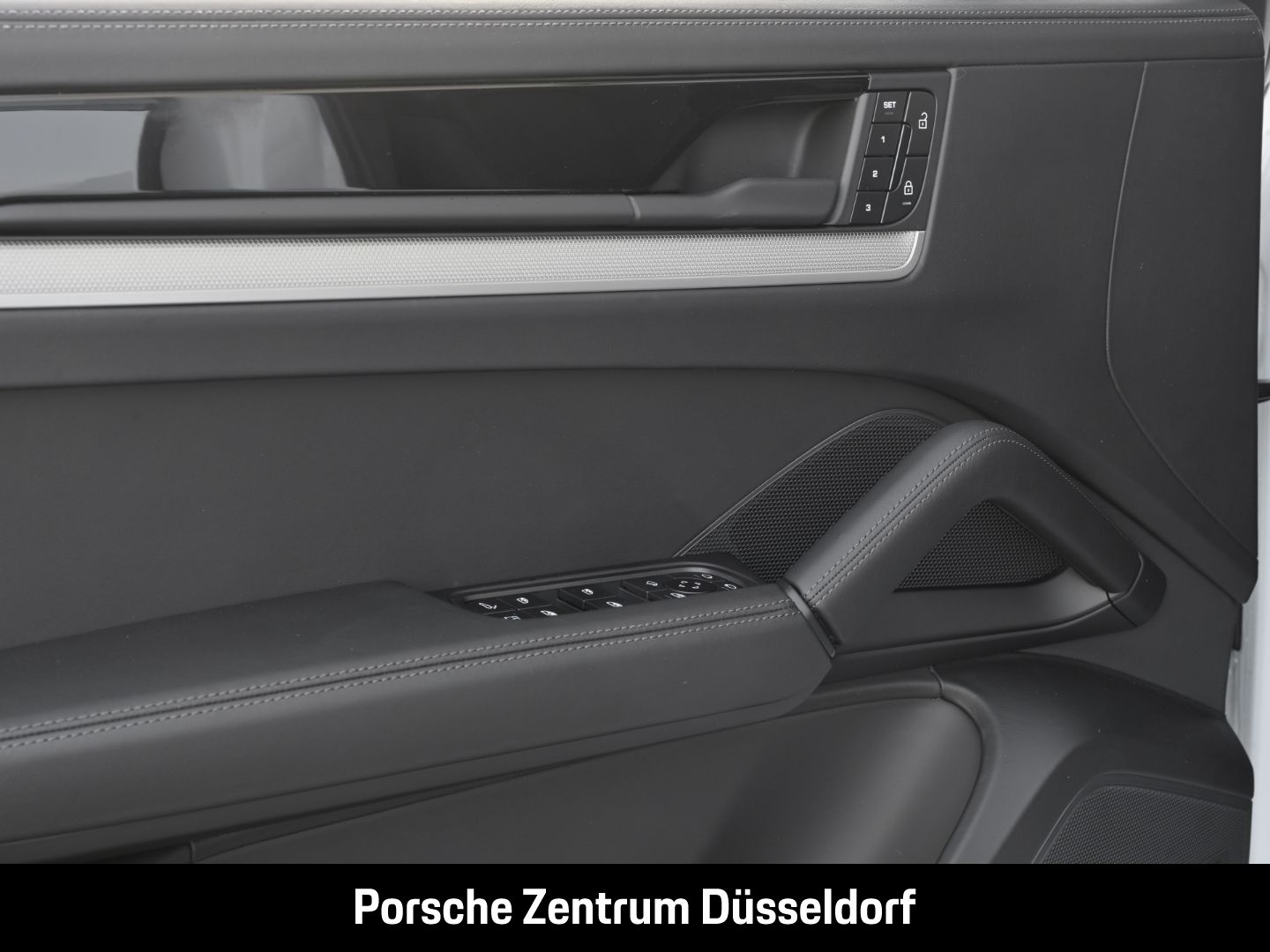 Porsche Cayenne E-Hybrid Coupe Surround-View Head-Up