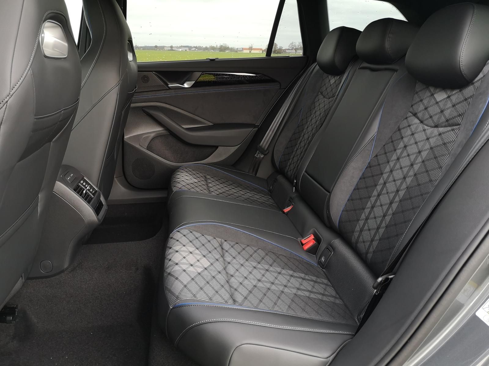 Volkswagen Passat Variant 2.0 TDI DSG 4Motion R-Line Pano 1