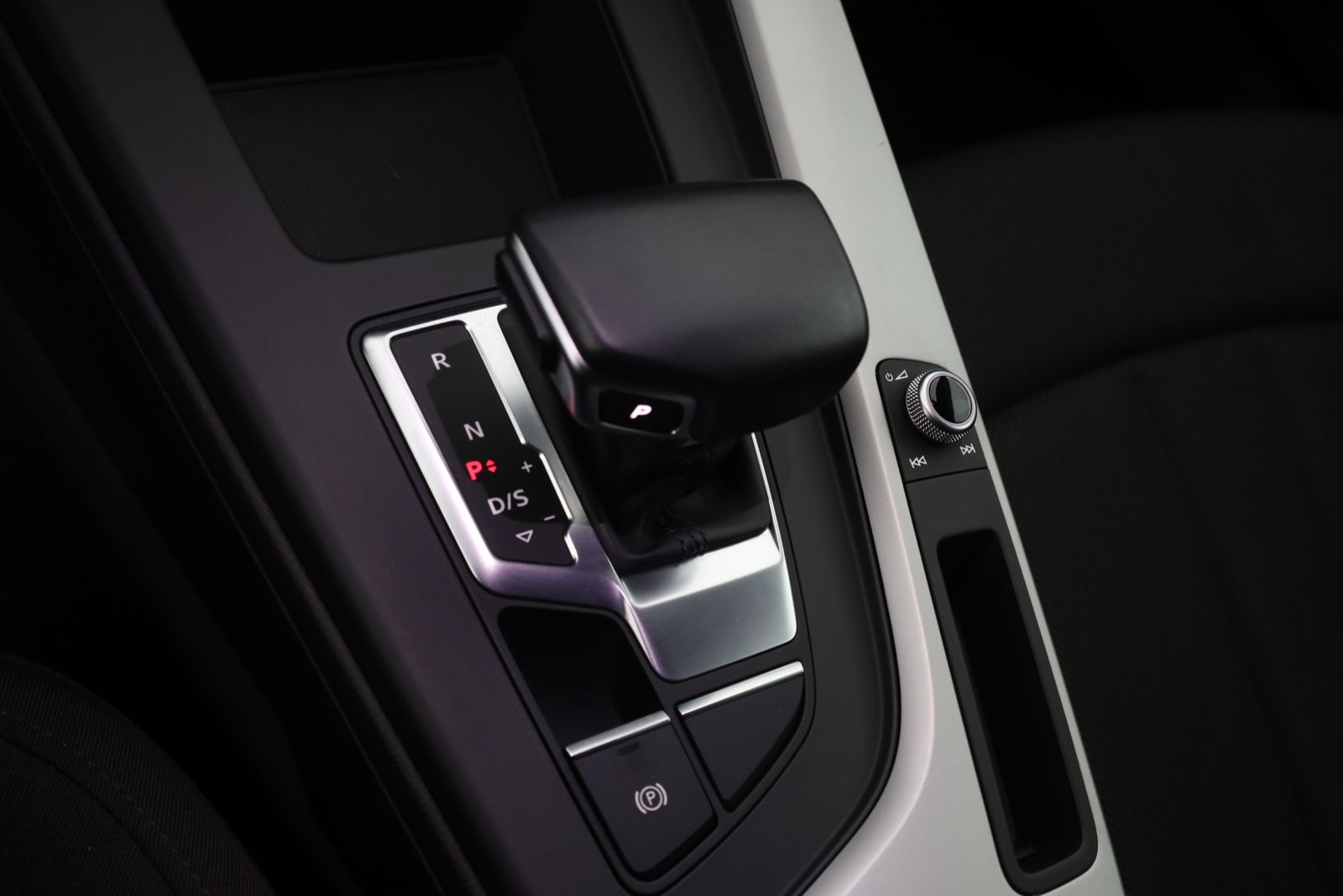 Audi A4 Avant 40 TFSI quattro advanced - Samsaru's Car Outlet