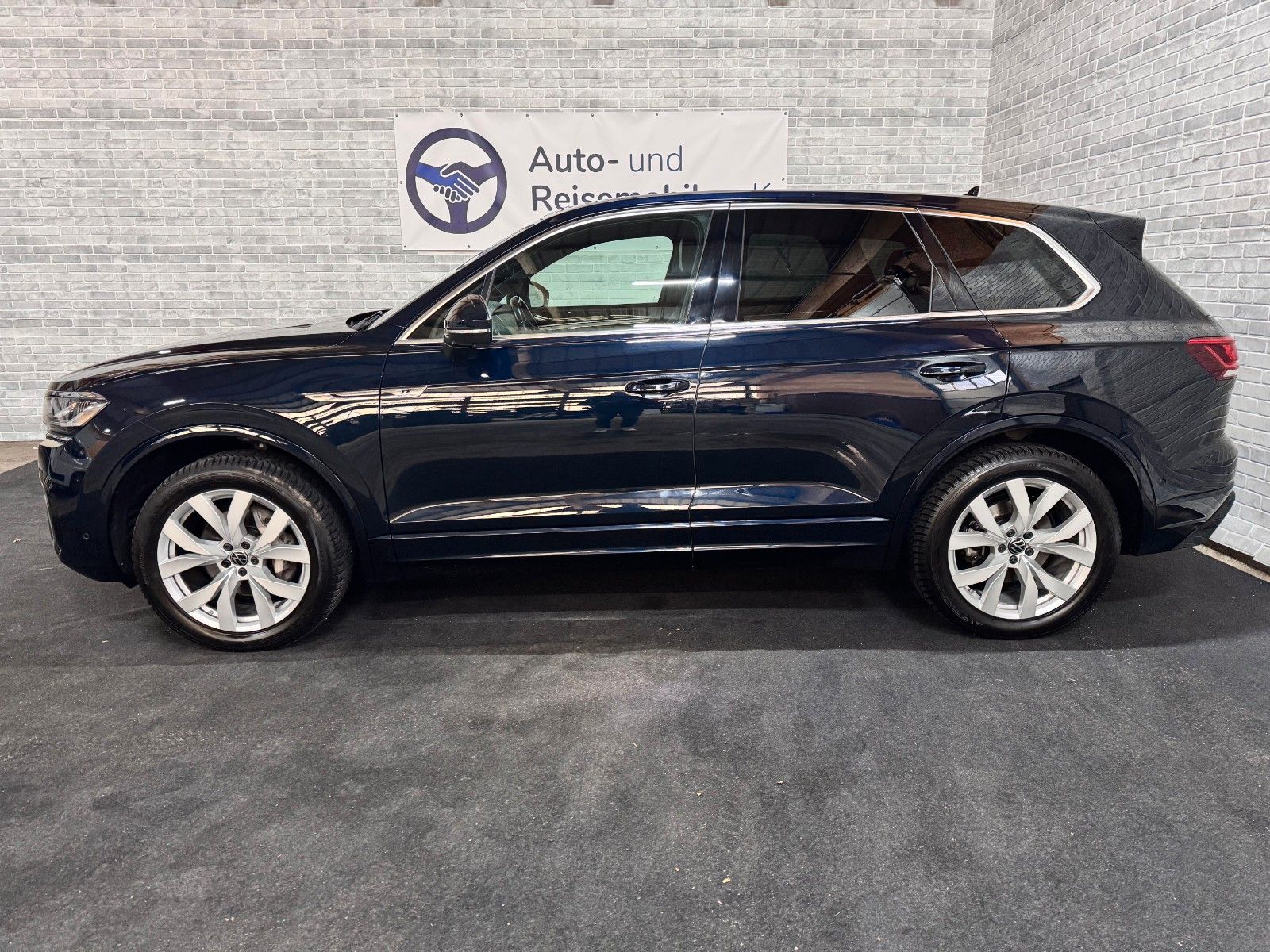 Volkswagen Touareg 3.0 TDI R-Line 4Motion - Samsaru's Car Outlet
