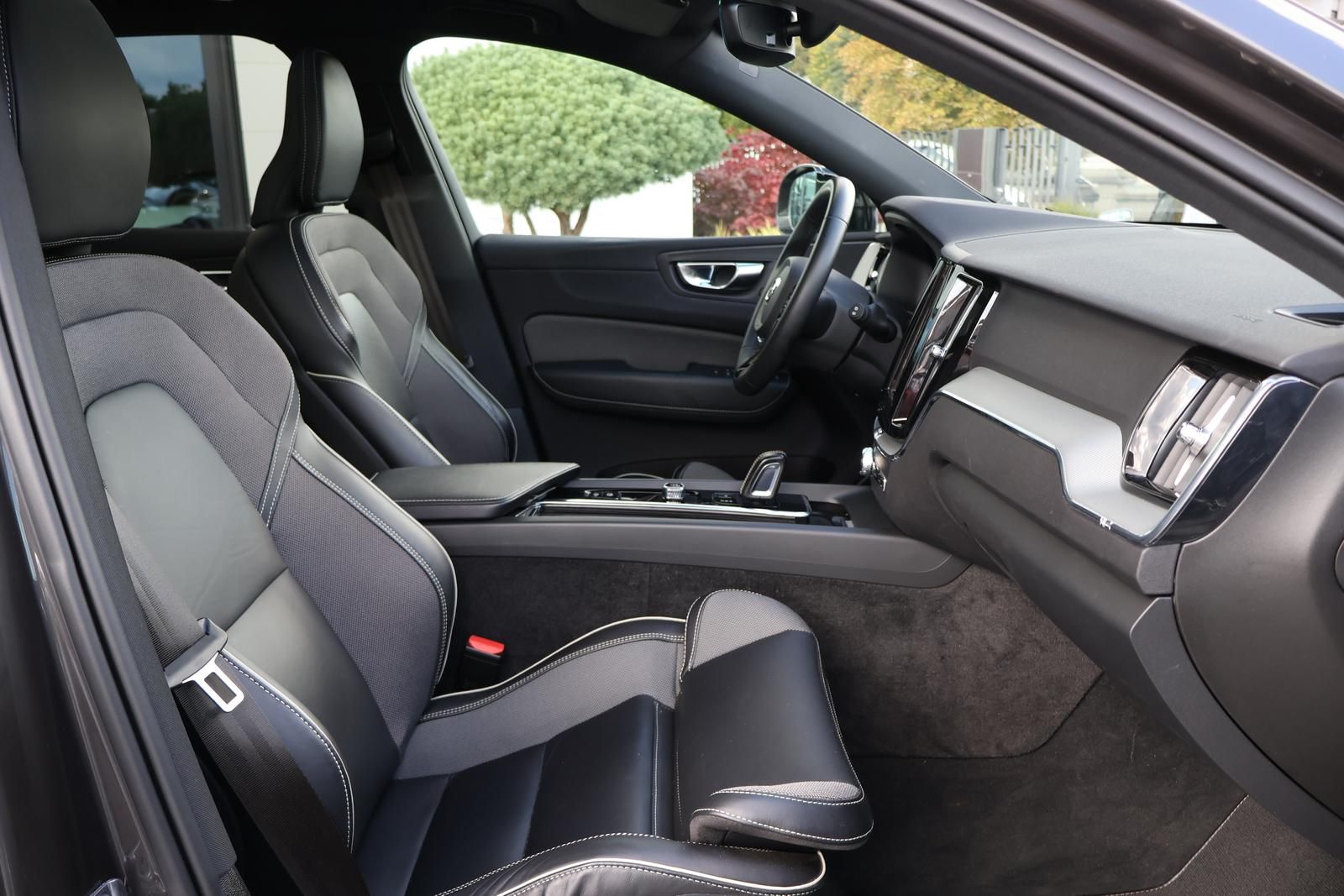 Volvo XC60  T8 AWD R Design Hybrid  Pano-AHK-FACELIFT