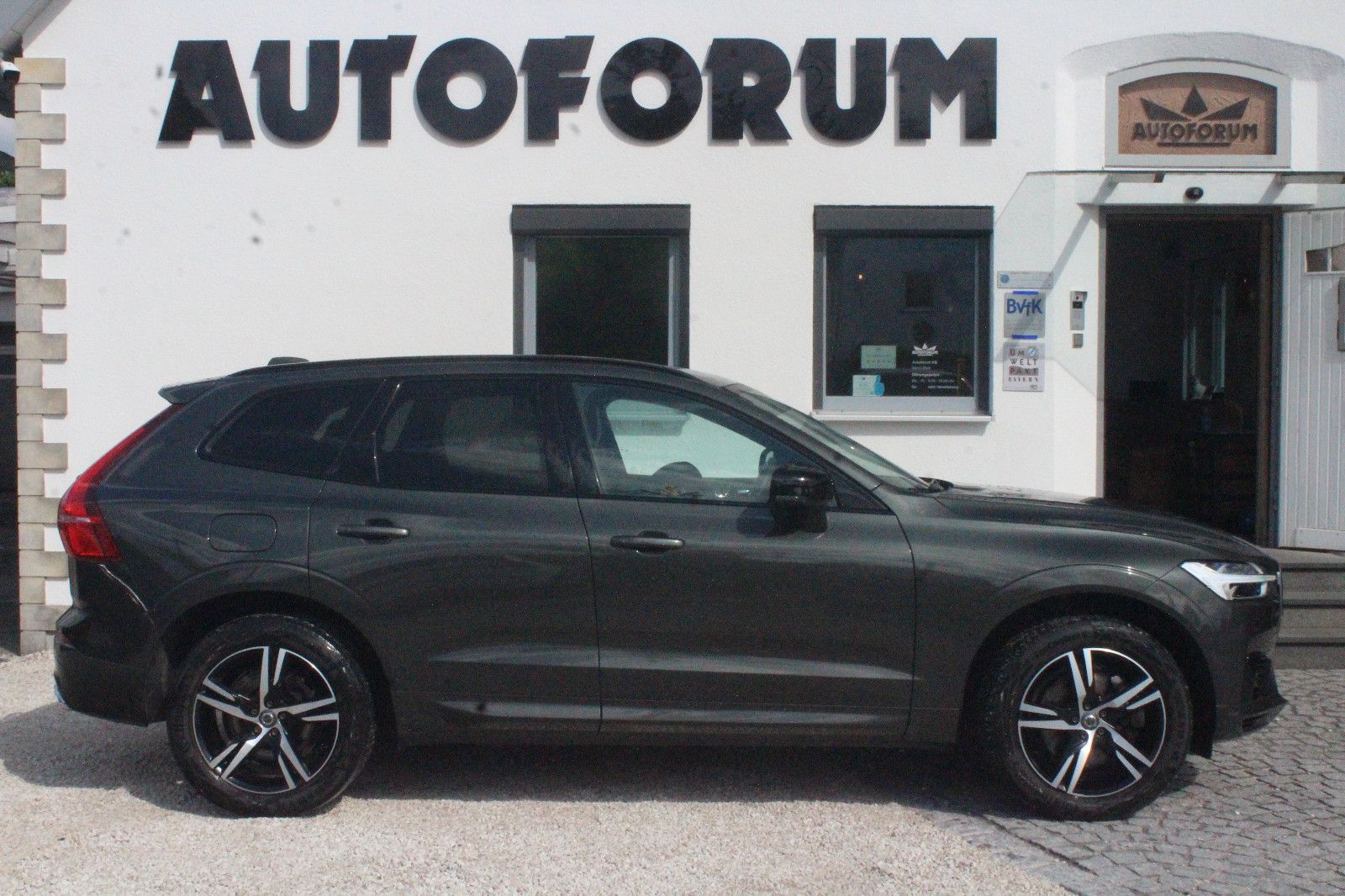 Volvo XC60 T8 R Design AWD - Samsaru's Car Outlet