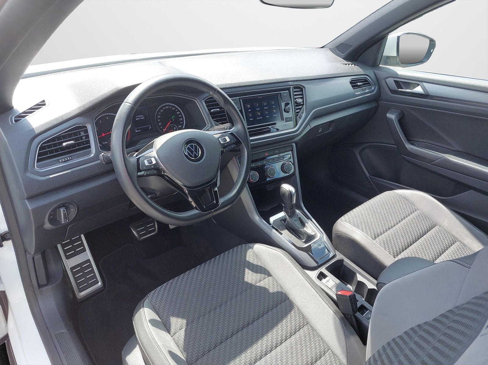 Volkswagen T-Roc 1.5 TSI DSG R-Line - Samsaru's Car Outlet