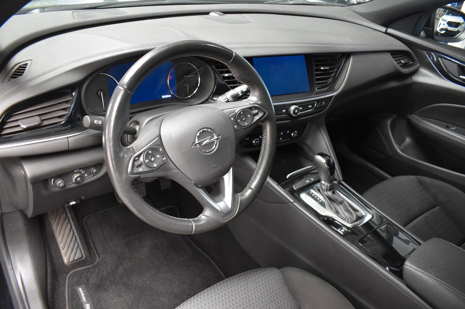 Opel Insignia B Sports Tourer Business - Samsaru's Car Outlet