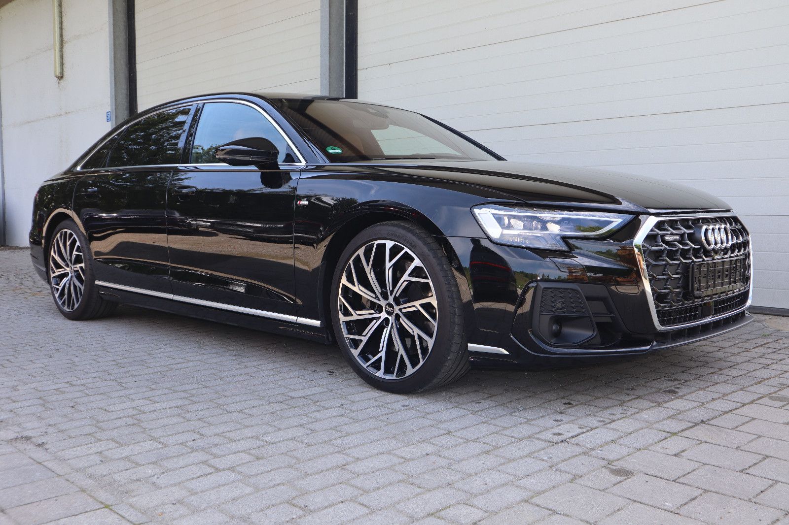 Audi A8L 60 TFSIe lang S-Line - Samsaru's Car Outlet