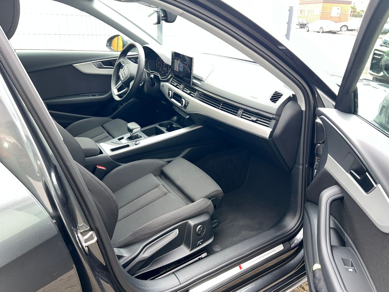 Audi A4 Avant 40 S line - Samsaru's Car Outlet