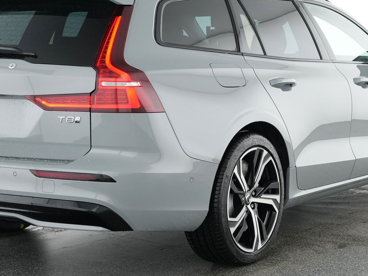 Volvo V60 T8 Ultra Dark Recharge Plug-In Hybrid AWD