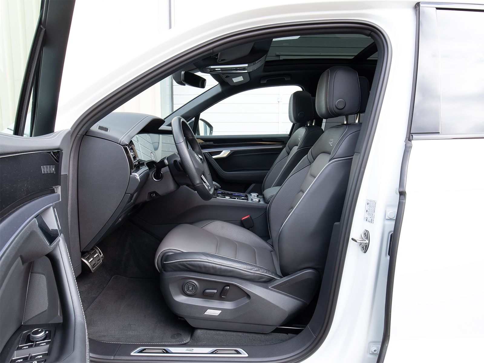 Volkswagen Touareg R-Line - Samsaru's Car Outlet