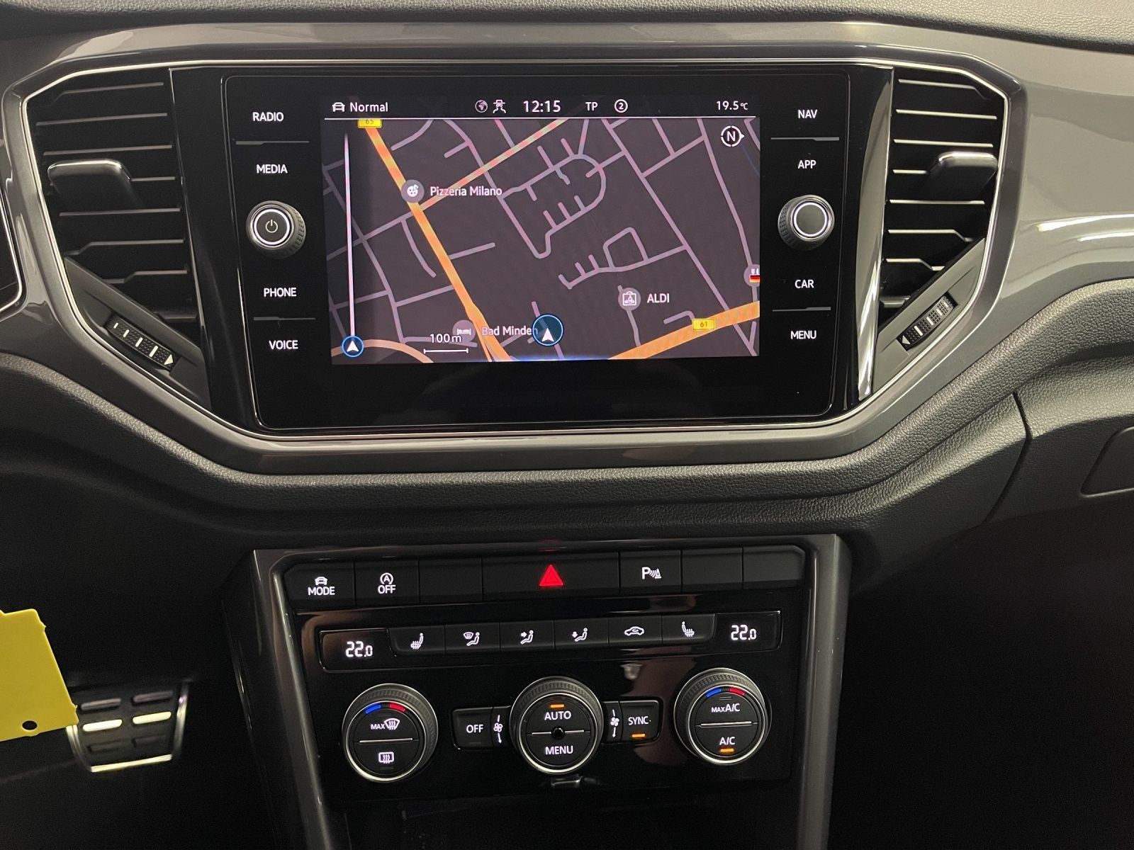 Volkswagen T-Roc 1.5 TSI Sport R-Line - Samsaru's Car Outlet