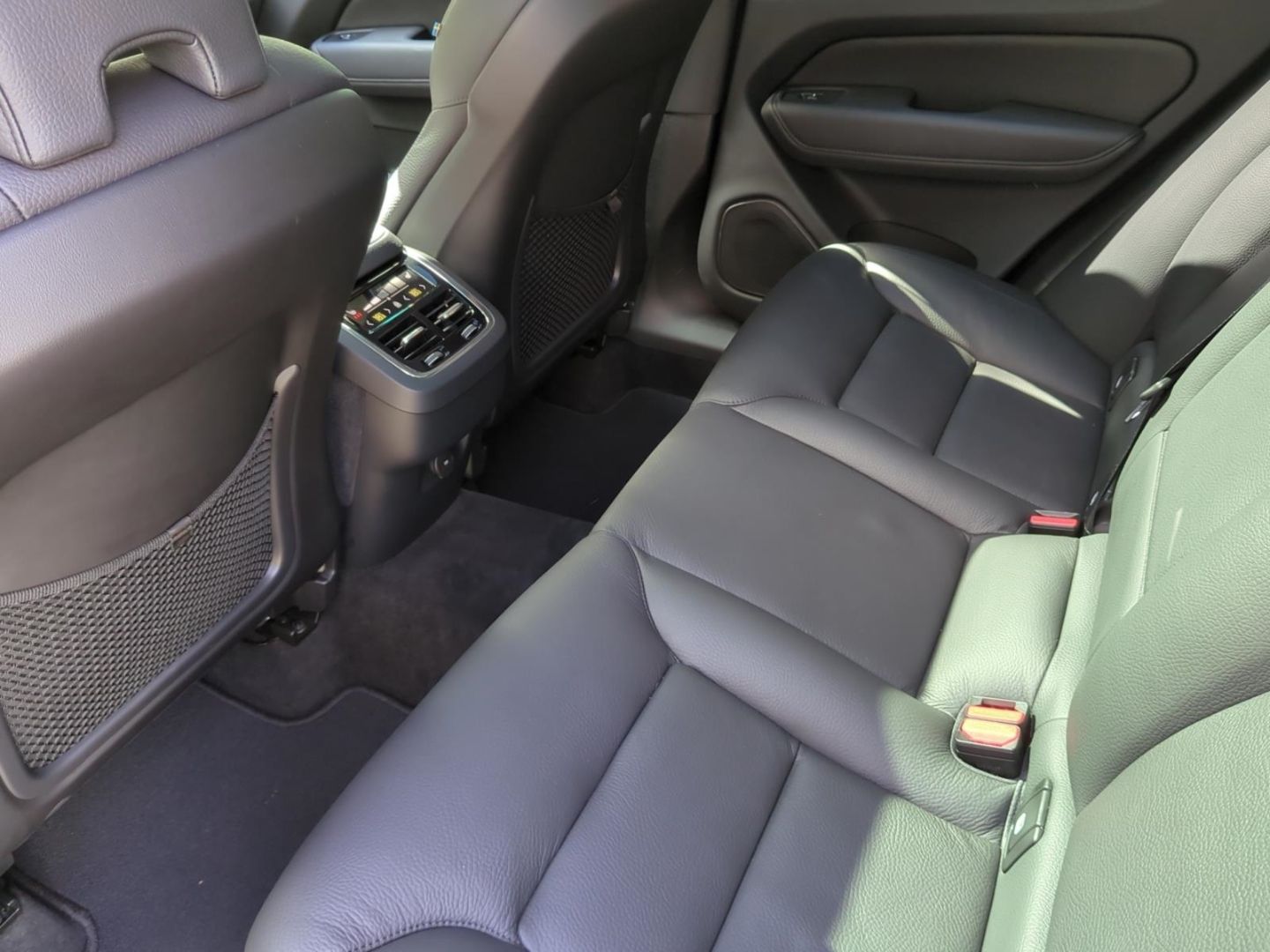 Volvo XC60 B4 AWD Ultimate Dark *Luft*AHK*SH*BLIS*360*