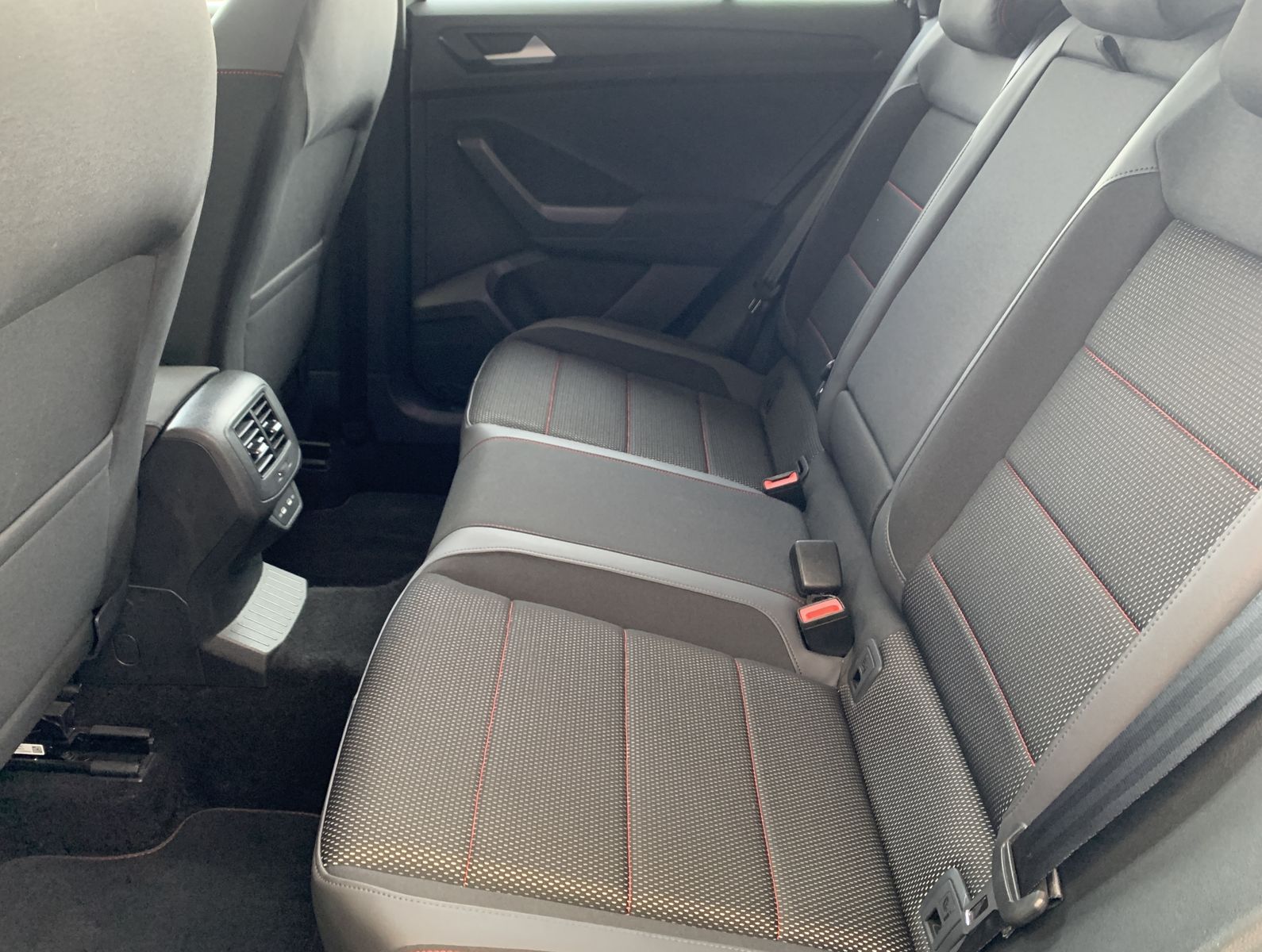 Volkswagen T-Roc 1.5 TSI Sport - Samsaru's Car Outlet