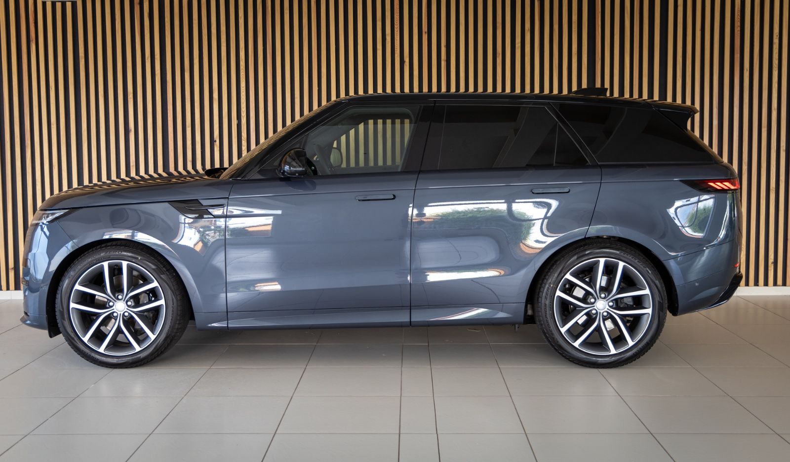 Range Rover Sport D350 First Edition - Samsaru's Car Outlet