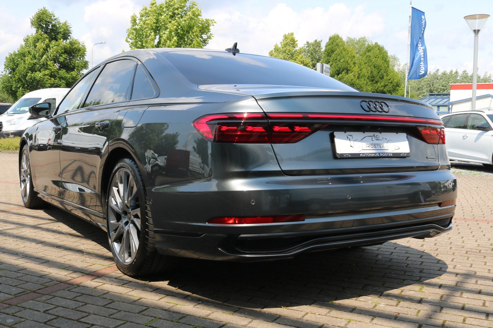 Audi A8 L 60 TFSI e Lang S line - Samsaru's Car Outlet