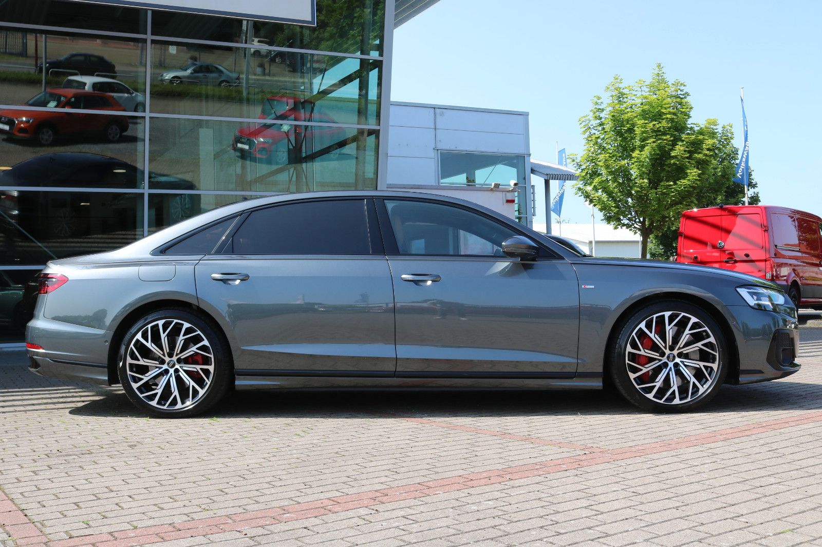 Audi A8 L 60 TFSI e Lang S line - Samsaru's Car Outlet
