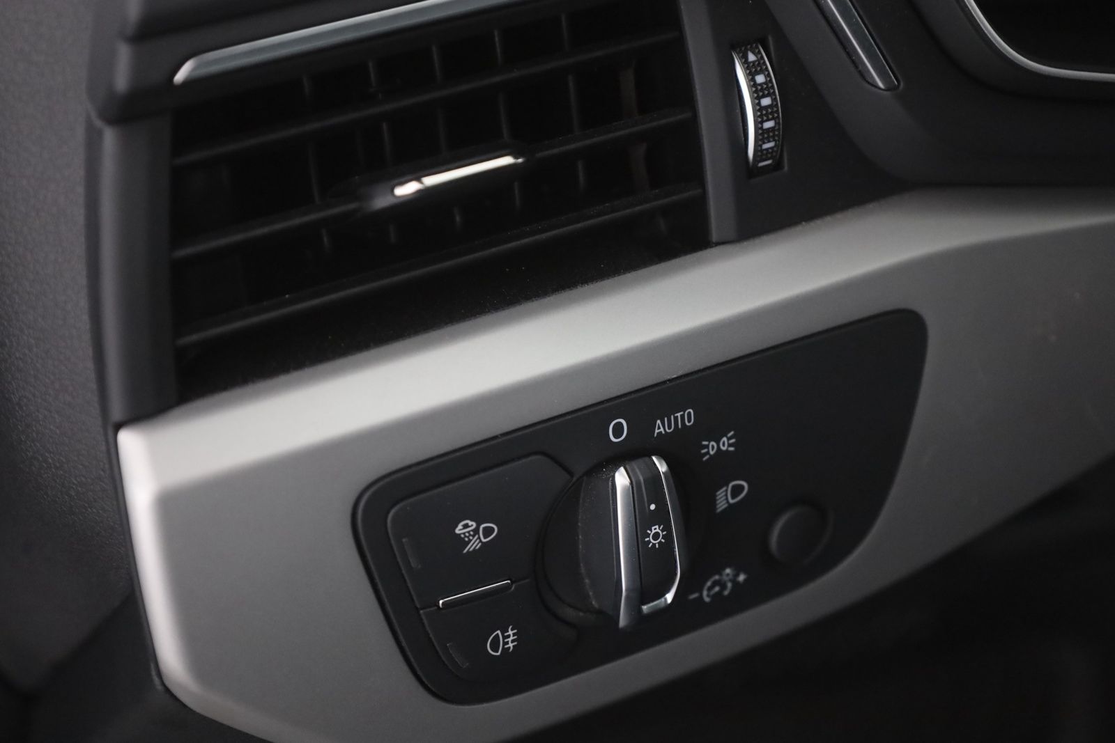 Audi A4 Avant 35 TFSI advanced - Samsaru's Car Outlet
