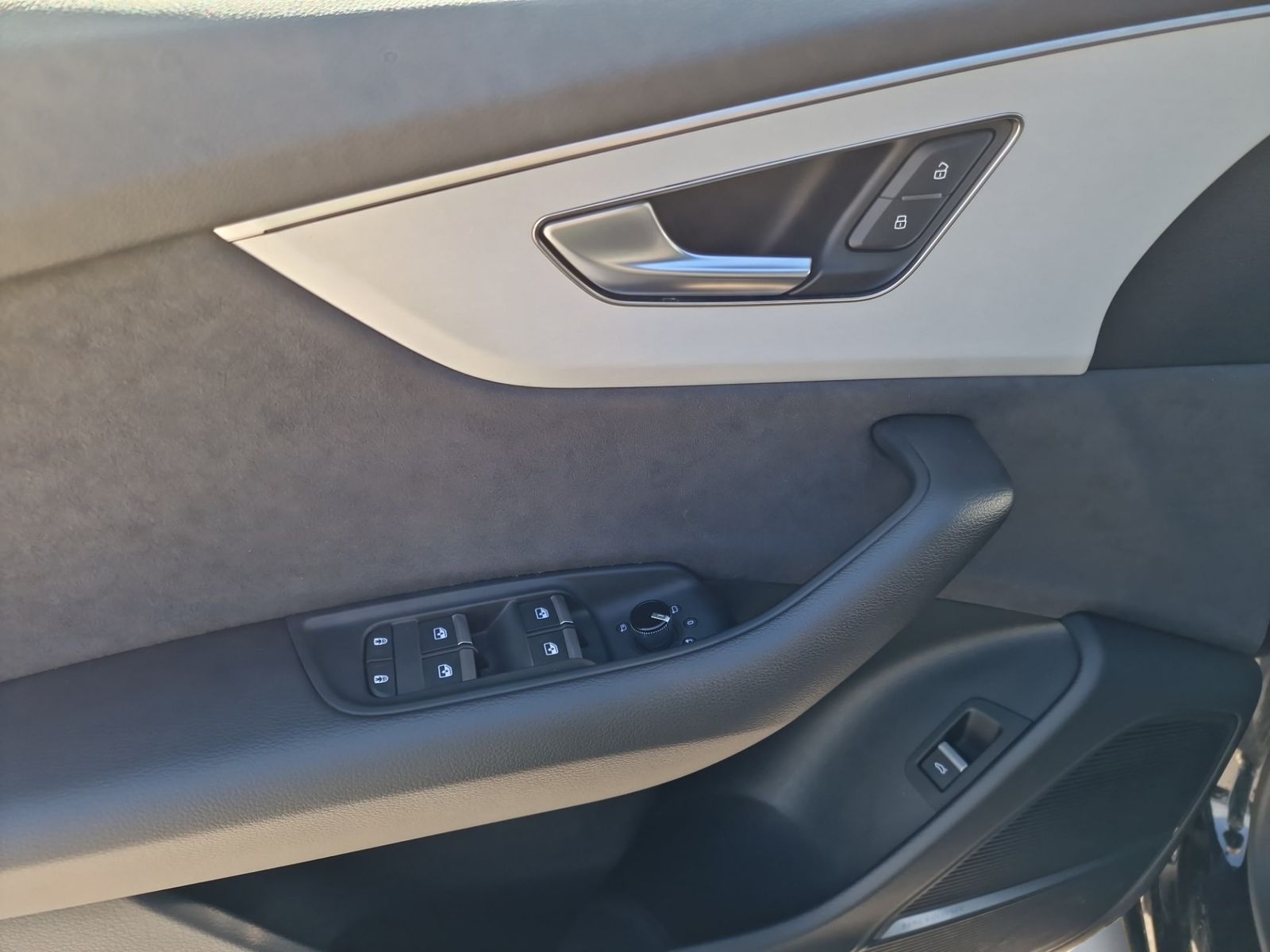 Audi Q8 55 TFSI qu S line MATRIX PANO Luft AHK B&O