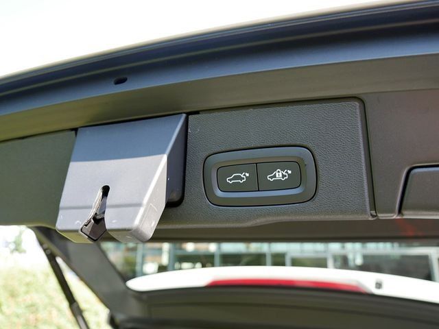 Volvo XC60 B4 Plus Dark SHZ H/K HGSD NAVI FACEL. LED