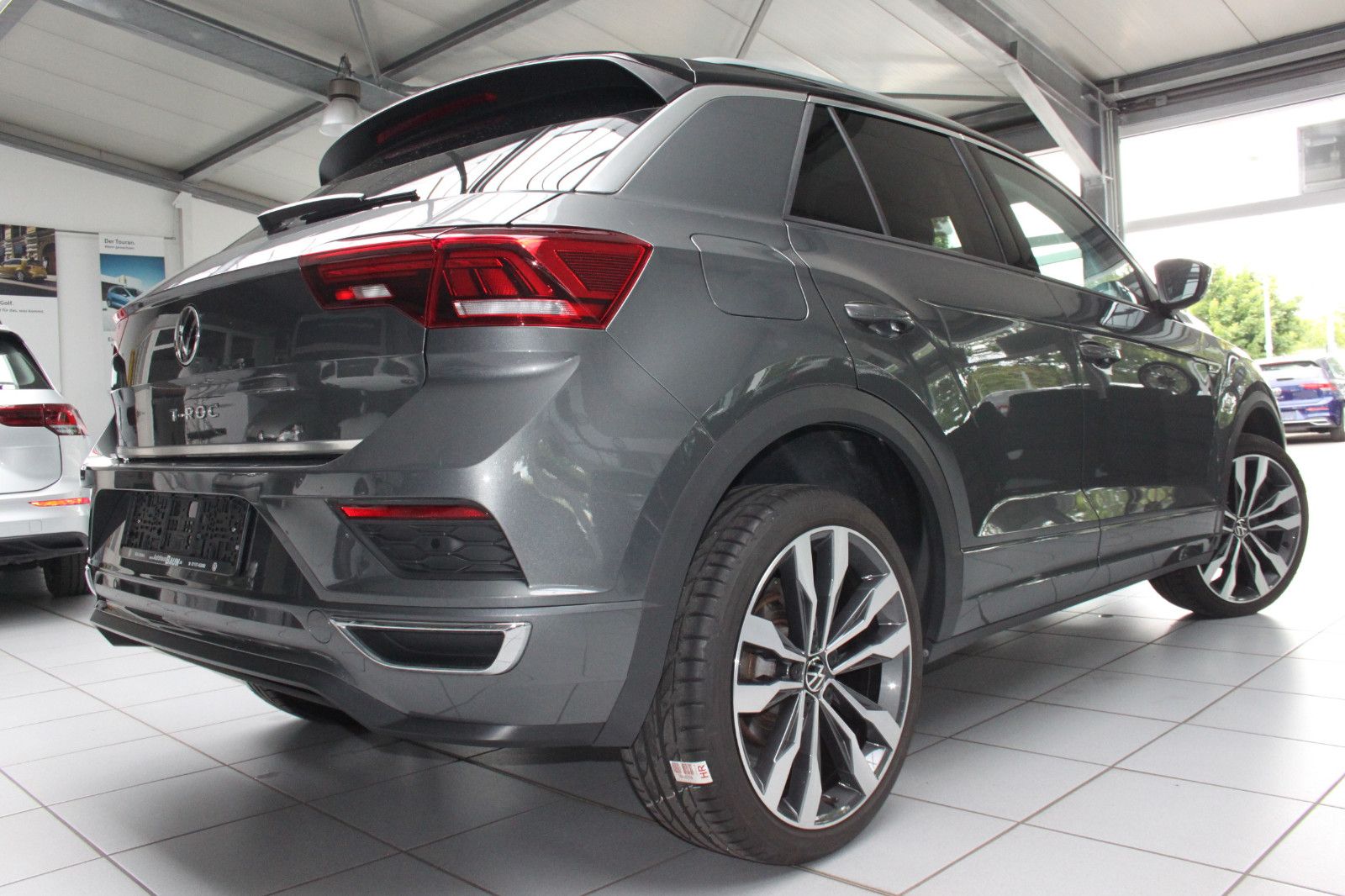 Volkswagen T-Roc R-Line DSG - Samsaru's Car Outlet