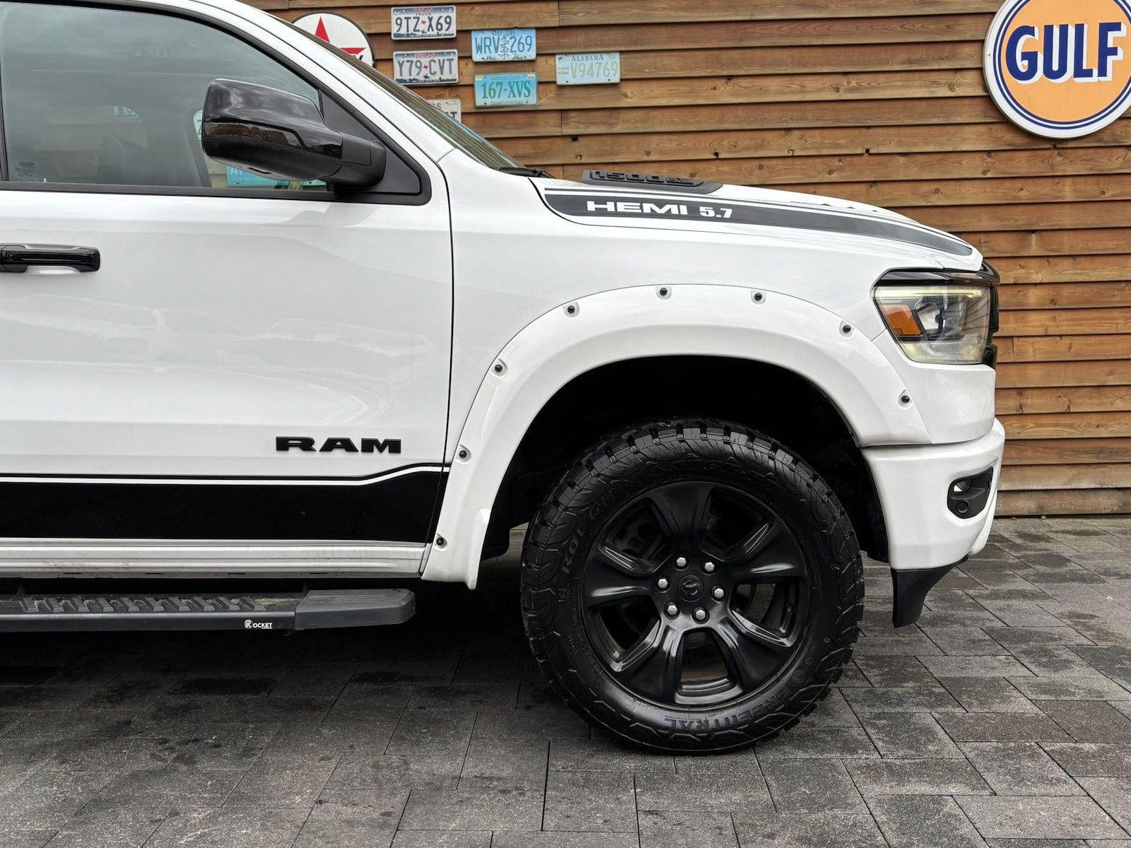 Dodge RAM 1500 Laramie 5,7L 4x4 AHK LPG12´´ Navi Bügel