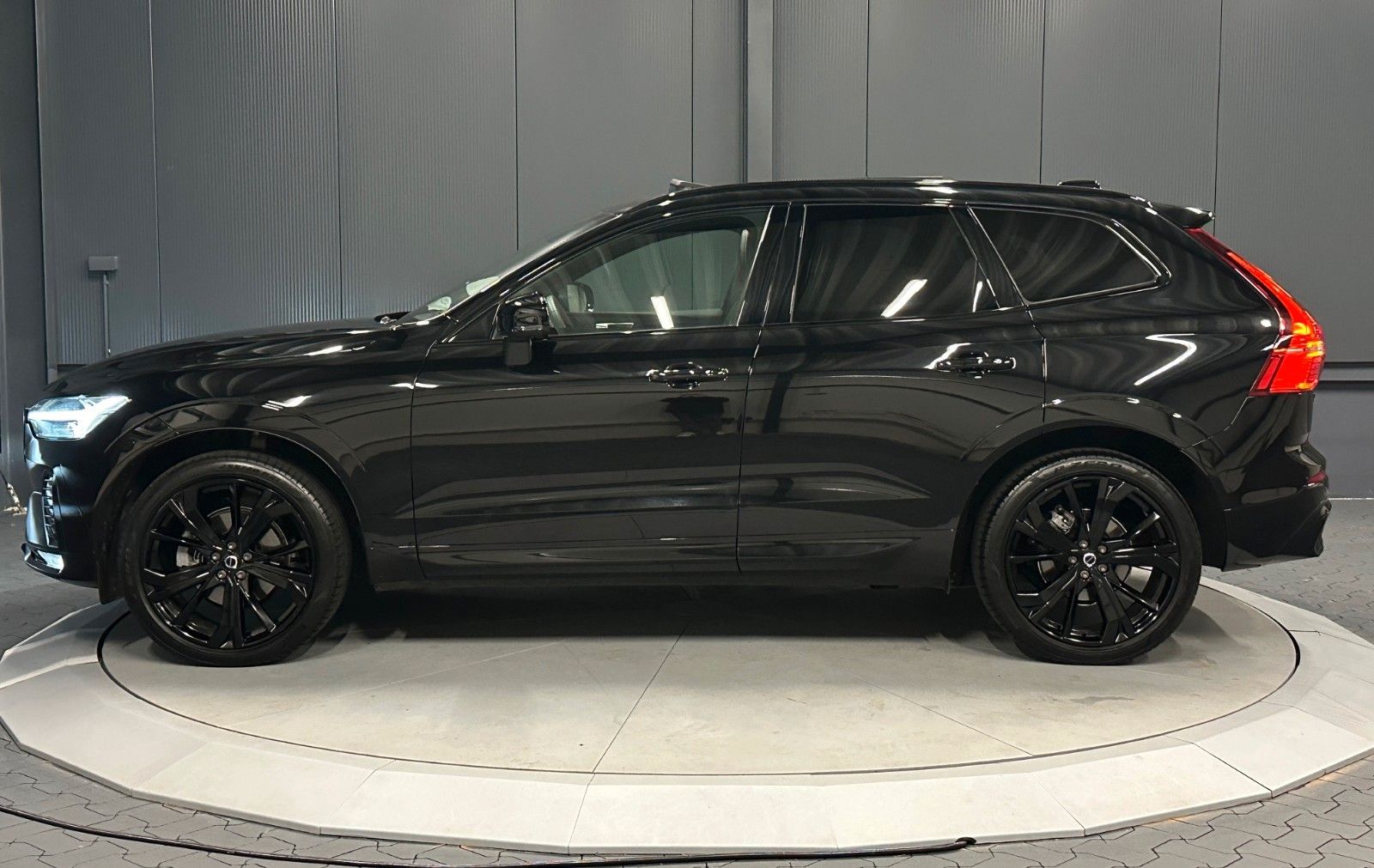 Volvo XC60 Plus Black Edition AWD*21Zoll*PANORAMA*AHK*