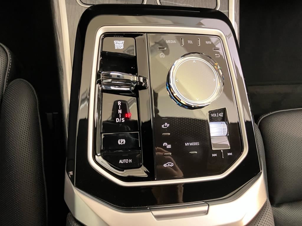 BMW 740d xDr M Sport Pro SkyLounge+TheatreScreen+AHK