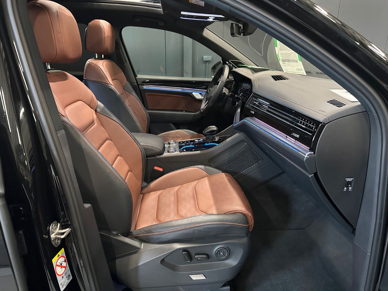 Volkswagen Touareg R-Line 4M - Samsaru's Car Outlet