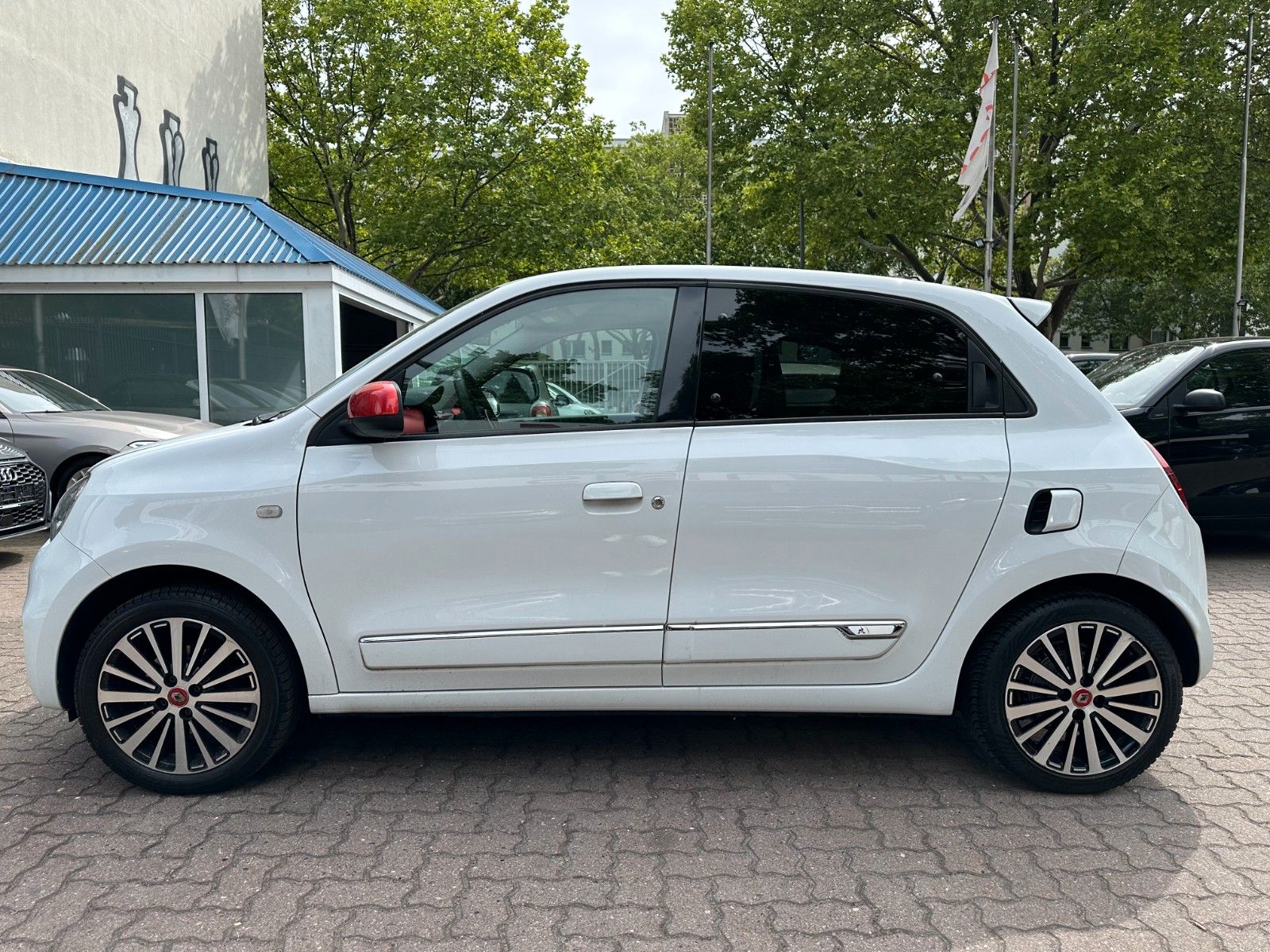 Renault Twingo TCe90 - Samsaru's Car Outlet