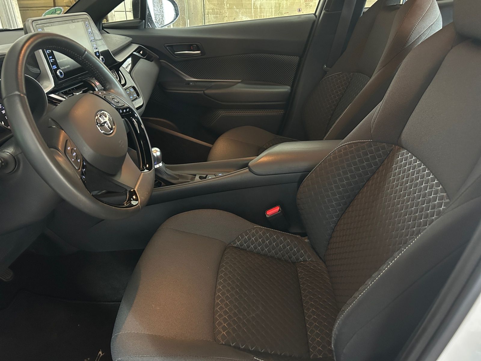 Toyota C-HR Hybrid 4x2 Flow - Samsaru's Car Outlet