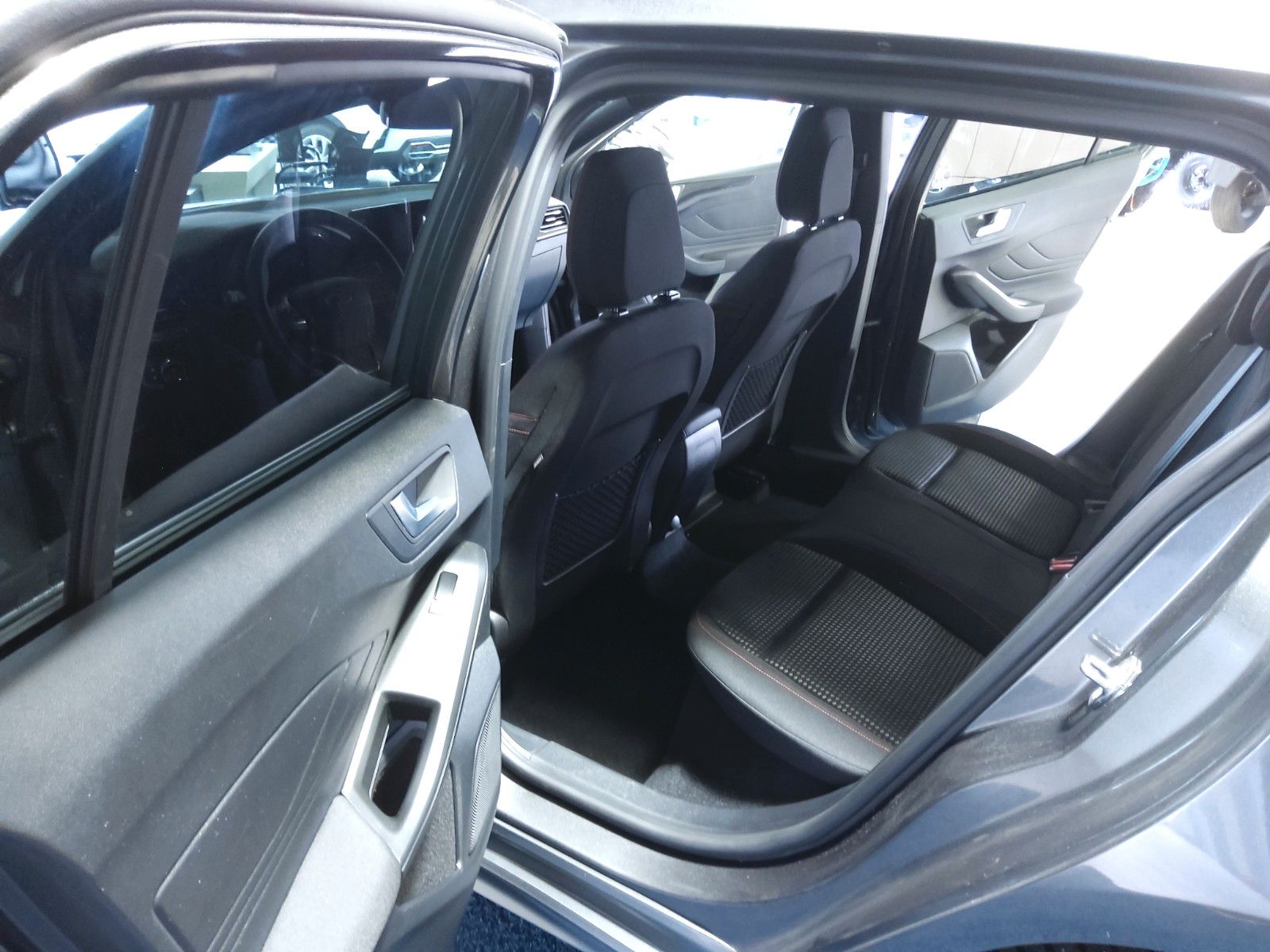 Ford Focus Turnier ST-Line Hybrid AT Navi Winter-Pake