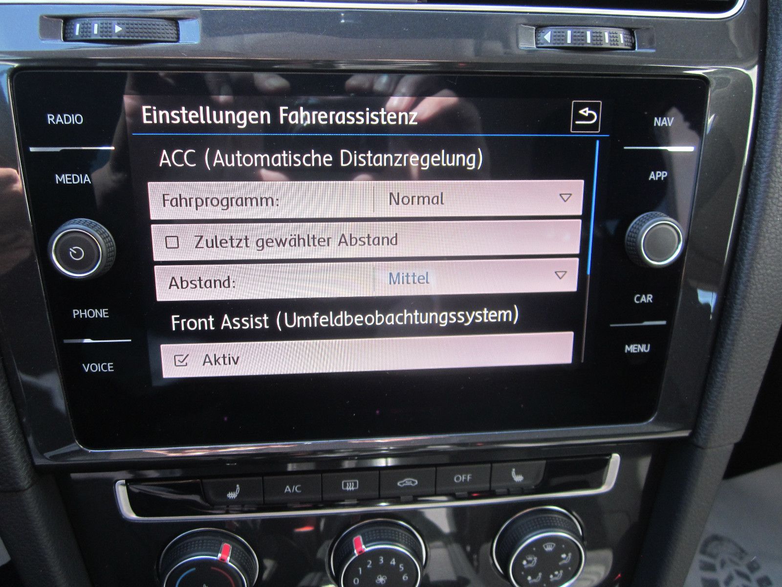 Volkswagen Golf VII Comfortline - Samsaru's Car Outlet