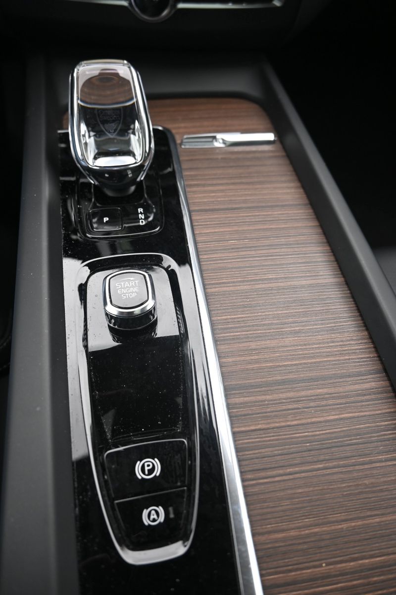 Volvo XC60 T8 PHEV Ultimate Dark*LUFT*360°*ACC*AHK*