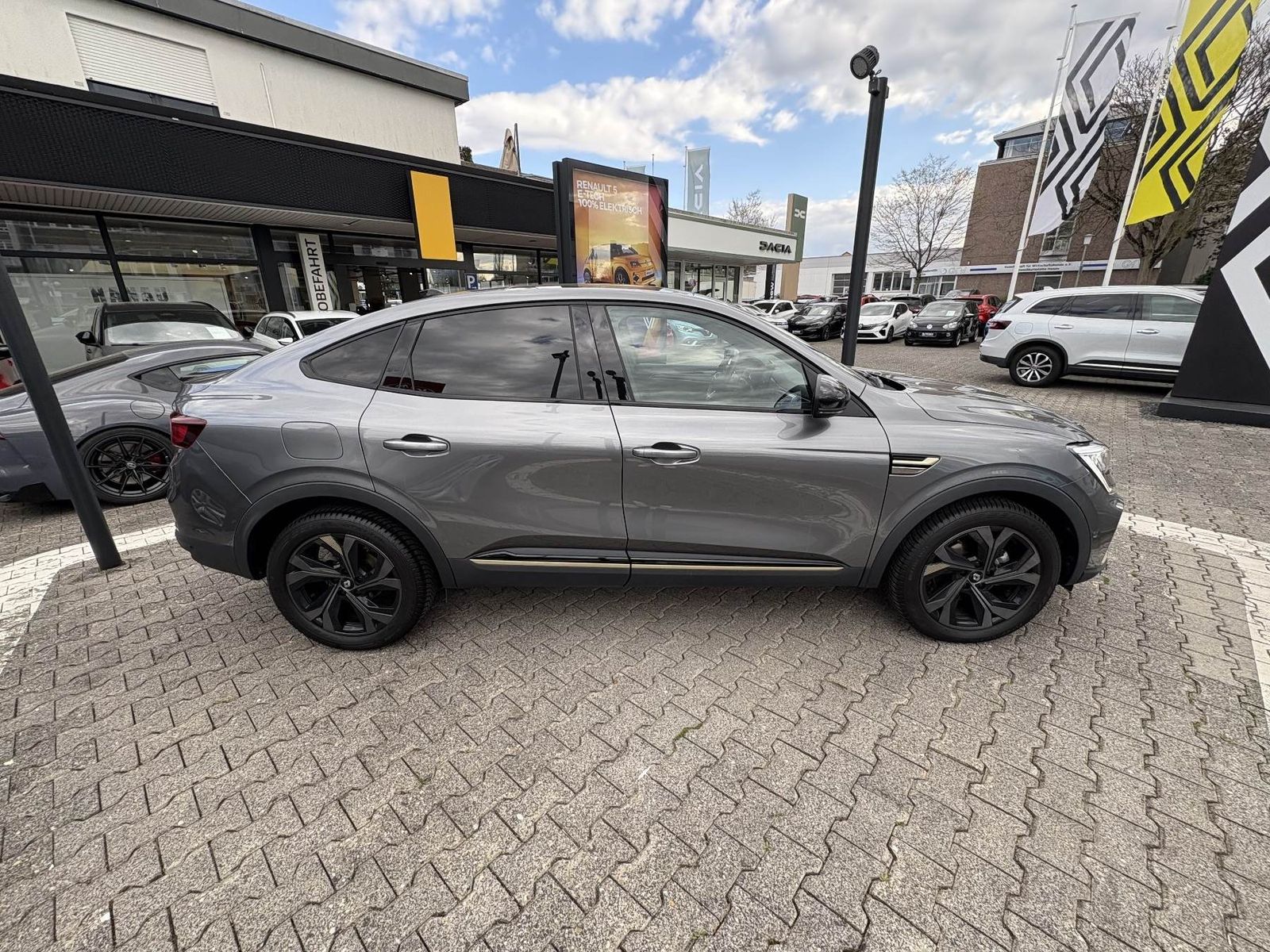 Renault Arkana E-Tech Hybrid TCe 145 Engineered - Samsaru's Car Outlet