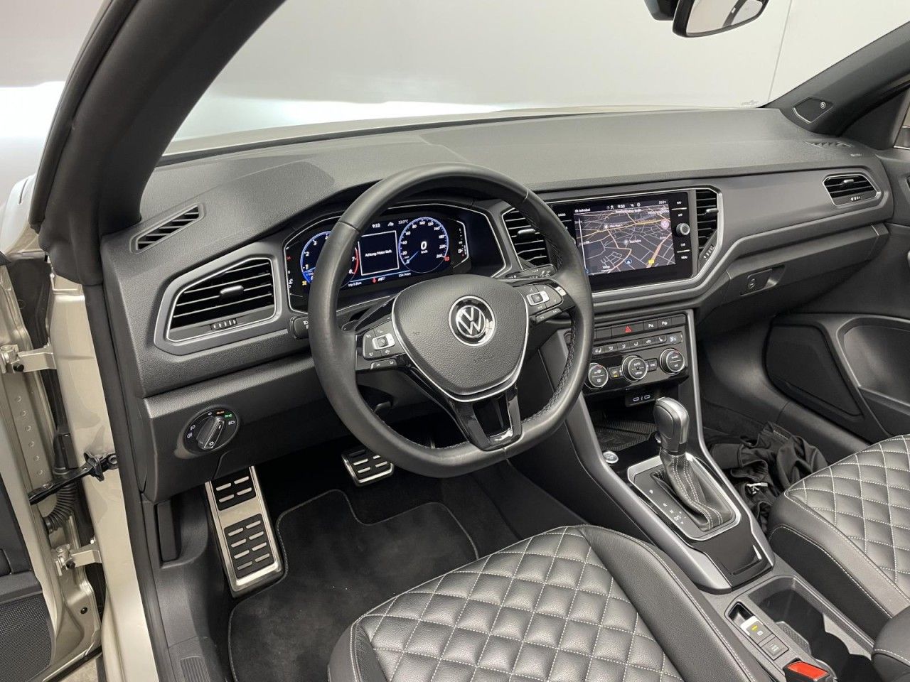 Volkswagen T-Roc 1.5 TSI DSG R-Line - Samsaru's Car Outlet