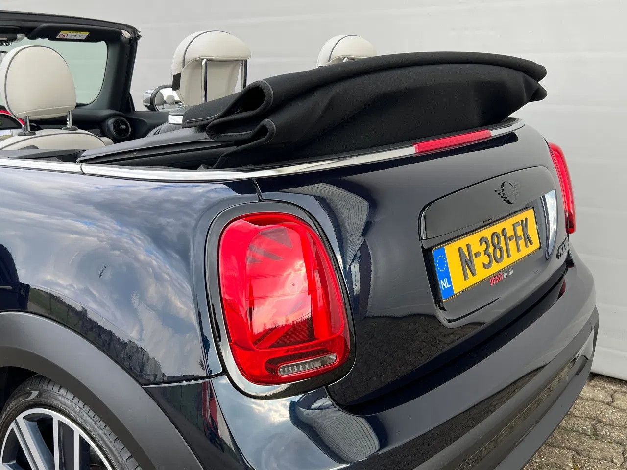 MINI Cooper Cabrio YOURS - Samsaru's Car Outlet