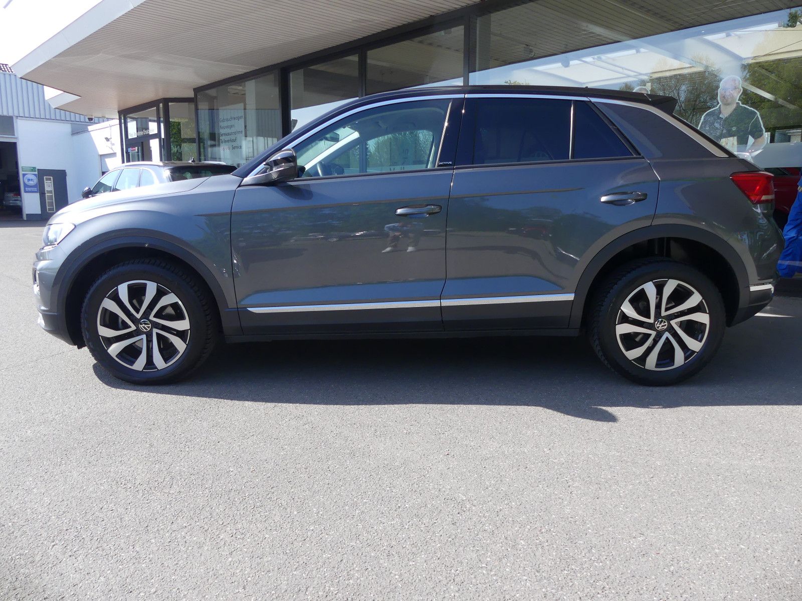 Volkswagen T-Roc 1.5 TSI Active - Samsaru's Car Outlet