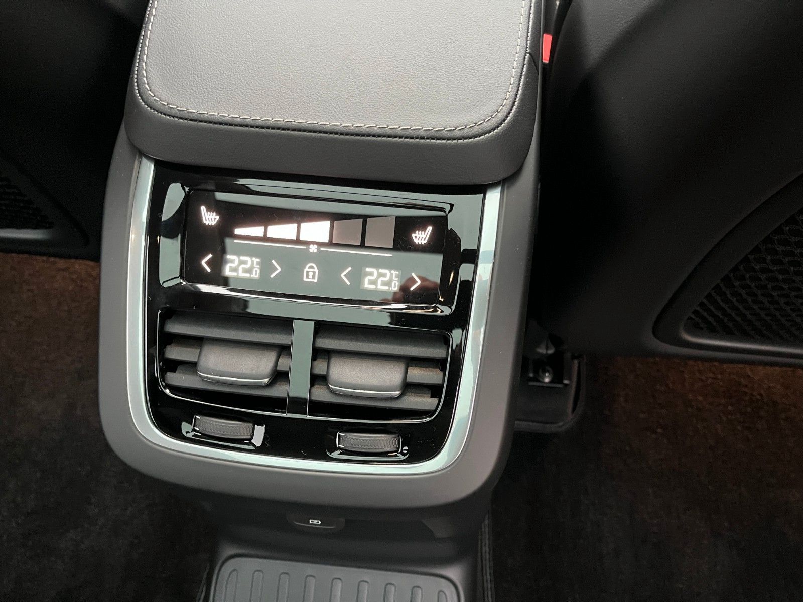 Volvo XC90 T8 Ultra Dark Plug-In AWD - Samsaru's Car Outlet