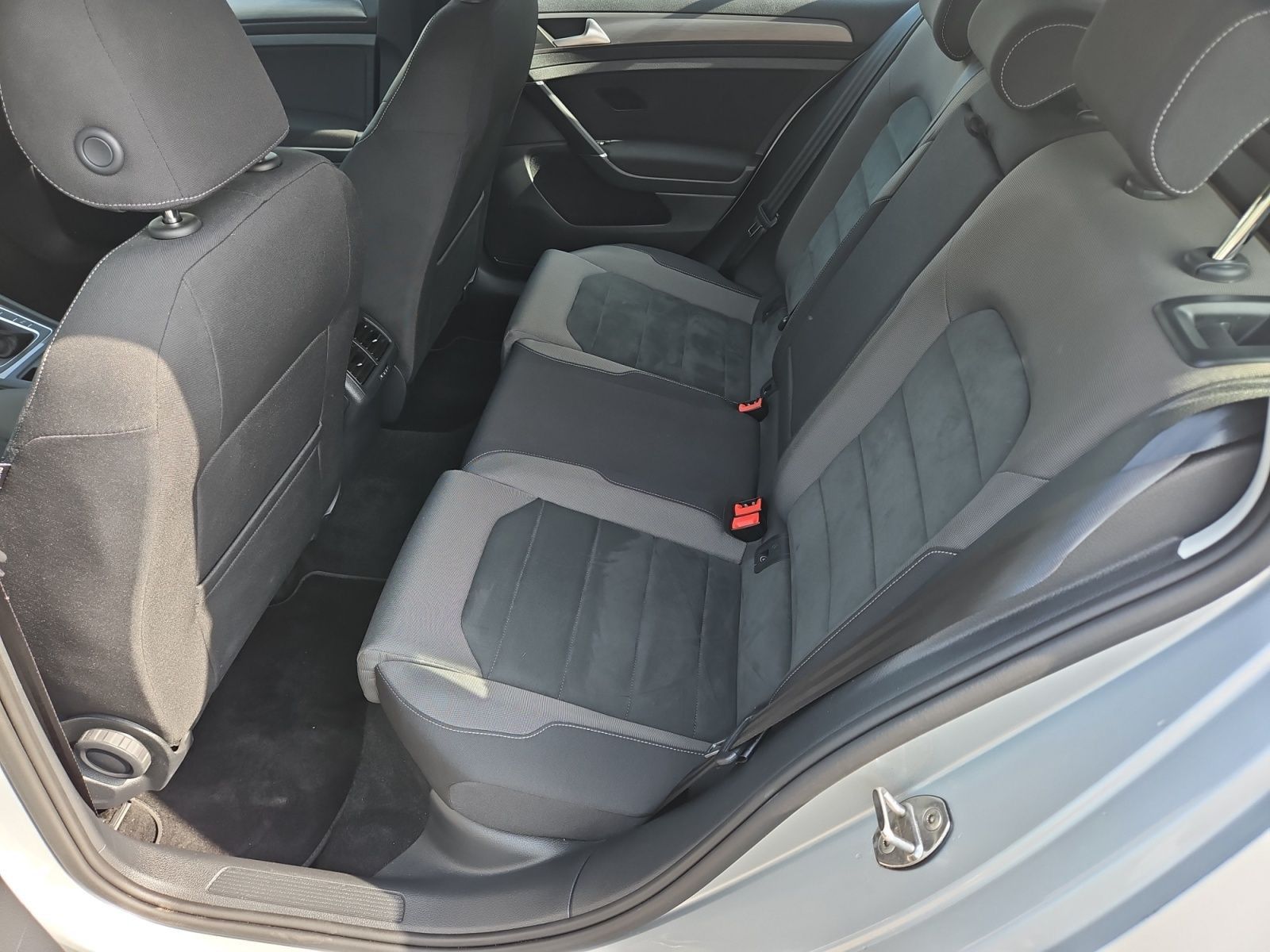 Volkswagen Golf VII Variant 2.0TDI Comfortline - Samsaru's Car Outlet